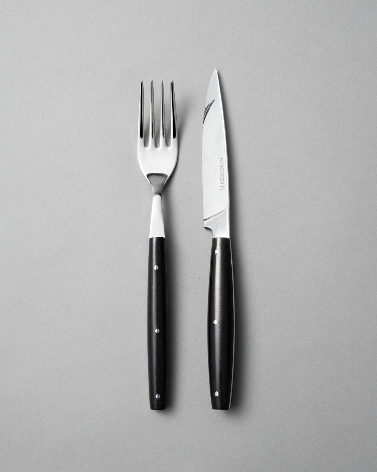 深い色味の黒檀は、重量感もたっぷり。独特の艶と光沢が食卓に映える。セットで18,500円。