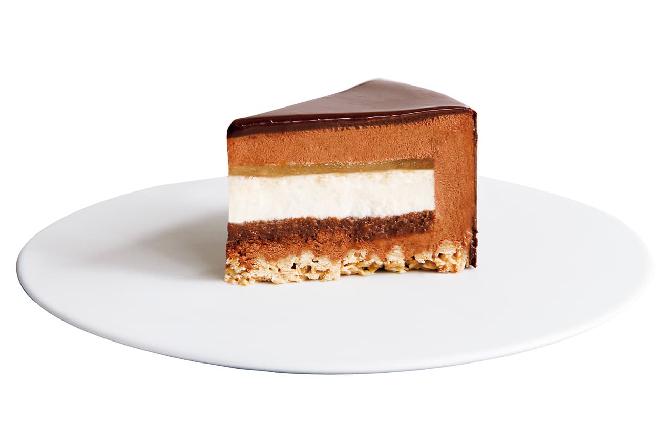 チョコレートケーキ700円。カカオ果肉やビスキュイなど7層の味わい。