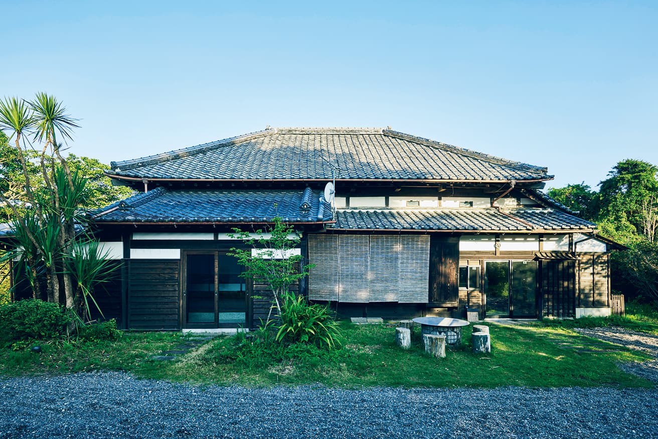 東京から一番近い棚田「大山千枚田」のほど近くで、日本の原風景が残る鴨川に溶け込む。