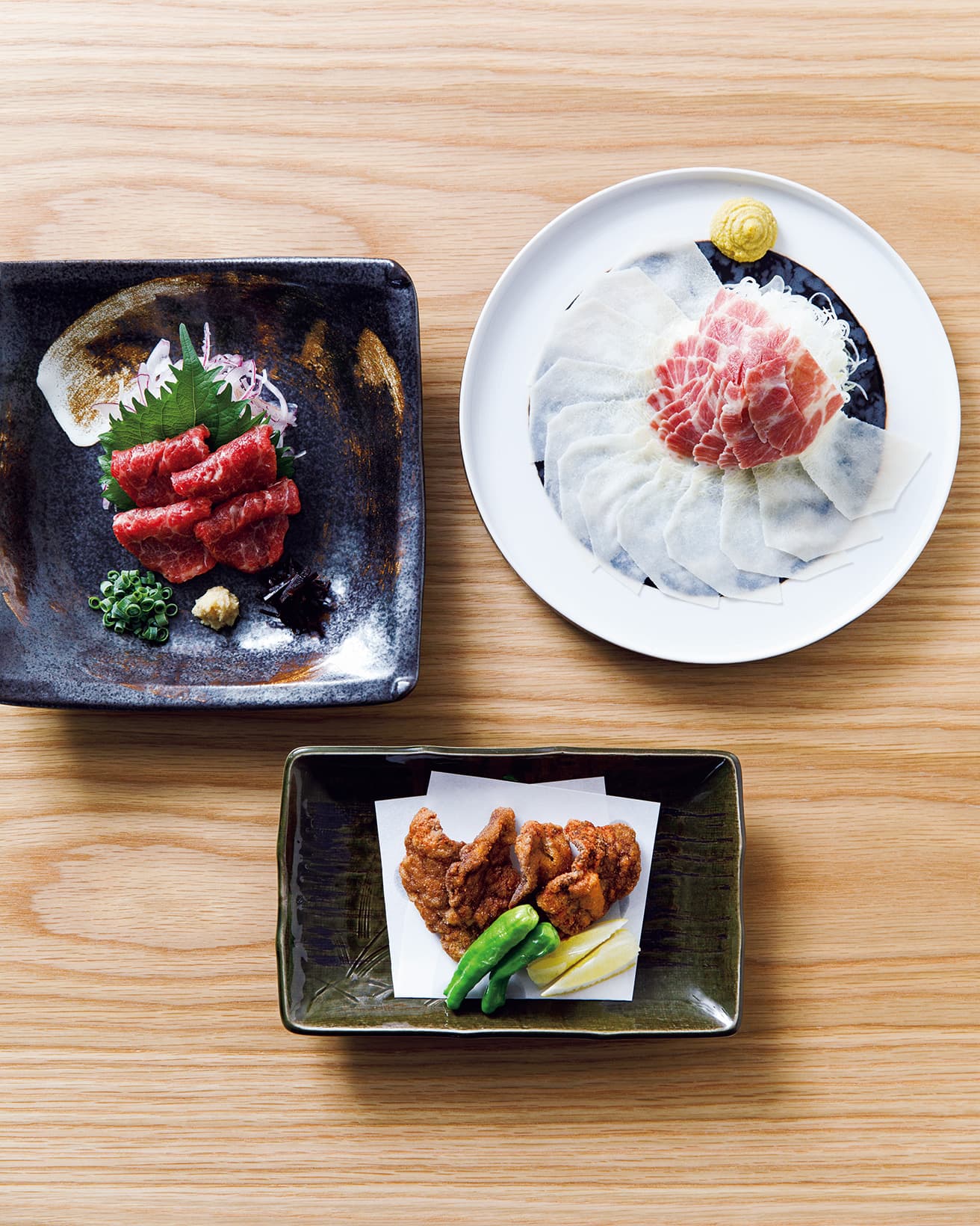 上から時計回りに鯨ベーコン2,500円、鯨の竜田揚げ2,000円、尾の身のお刺身7,300円。