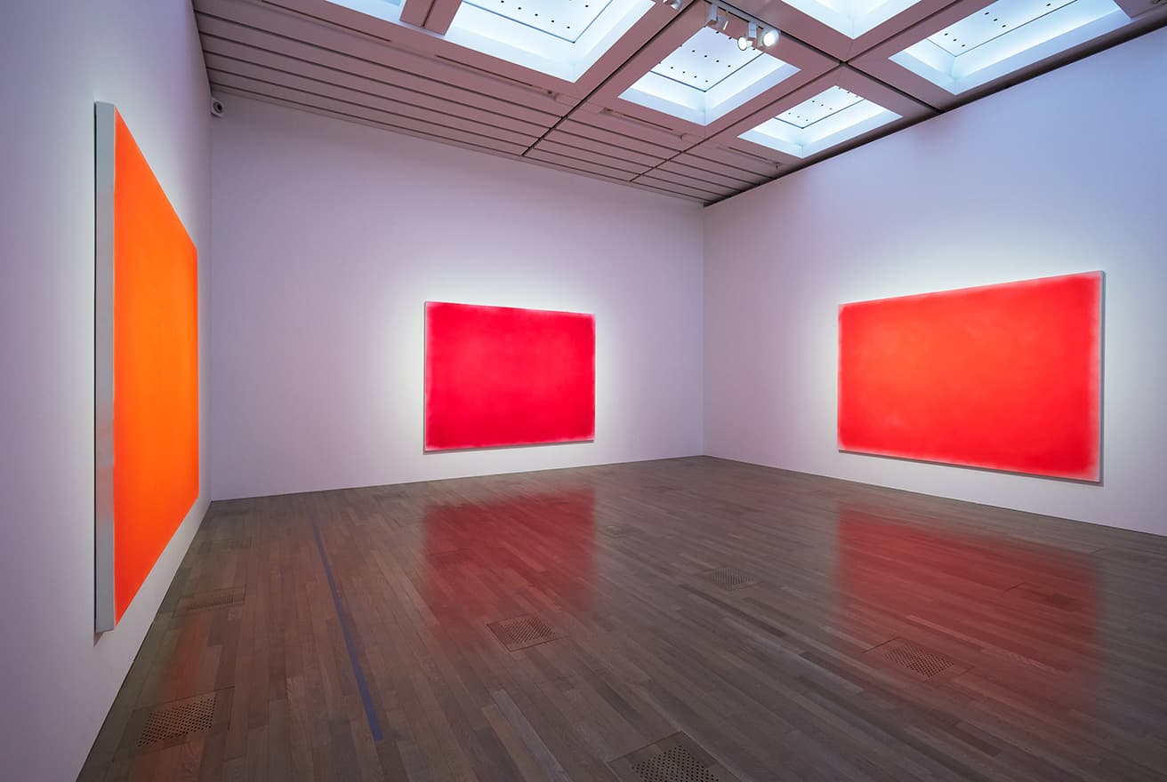 三連画《風景I,風景II,風景III》（1968/2015年）個人蔵（群馬県立近代美術館寄託）。蛍光塗料を使った初期の代表作。画面が浮いて見えるような錯視的な効果がある。