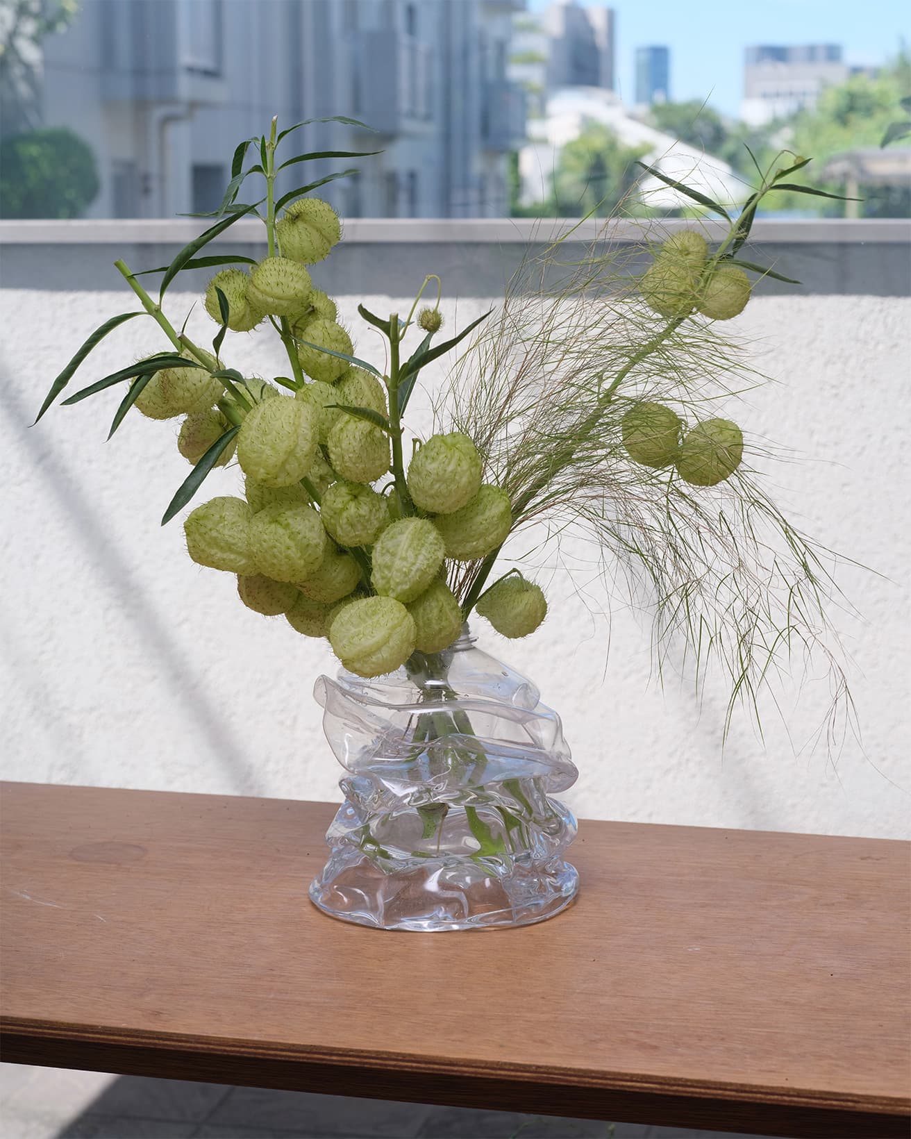 【今週の花と器】フウセントウワタと〈ニコ ジューン〉の《エロス トルソー》｜9月