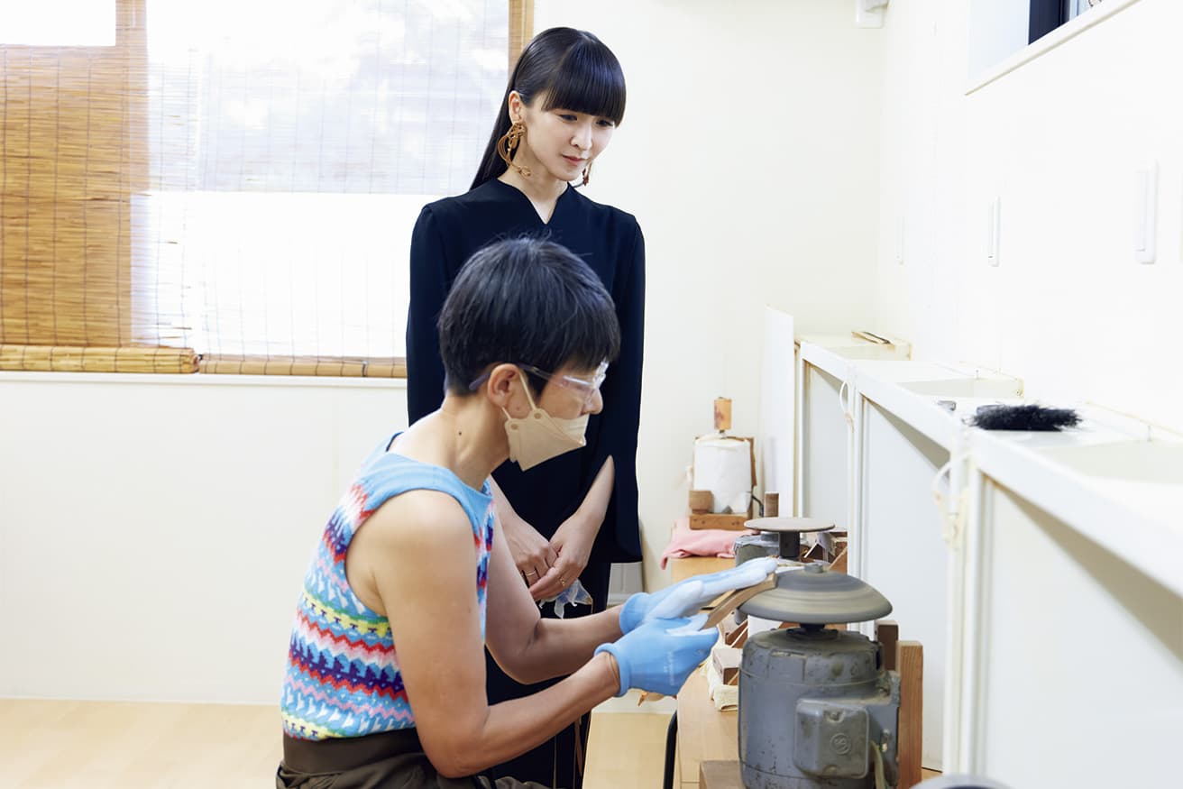 木地作りは削りや磨きを何度も繰り返す。