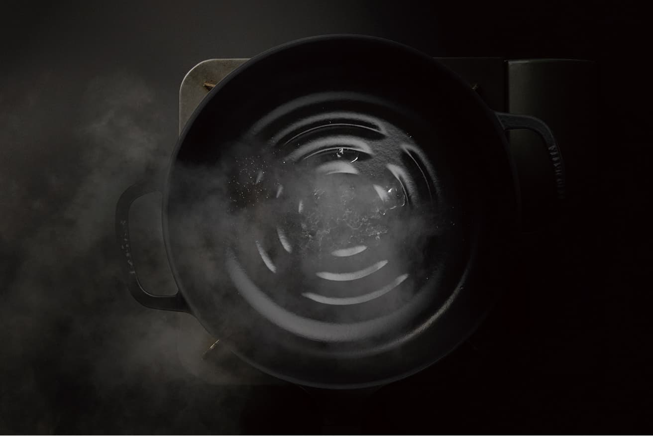 底のリブも使いやすい水紋状に。すばやい予熱と熱ムラによる焦げを軽減するヒートコントロールリングが付いた。