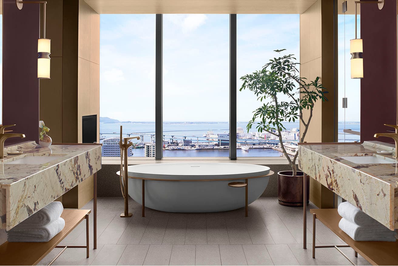 ザ・リッツ・カールトン スイートのバスルーム。どの部屋からも博多湾や市街など、福岡の絶景が見渡せる。