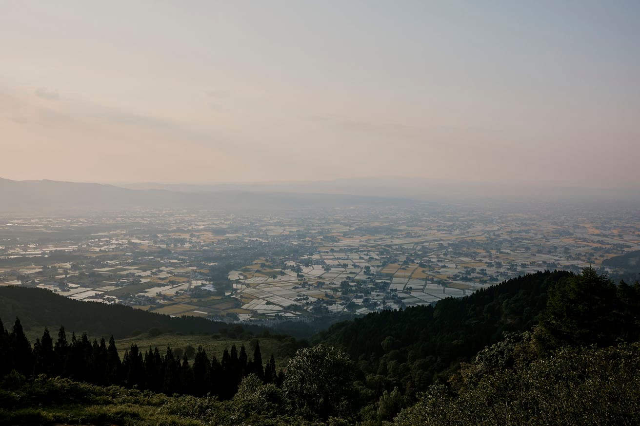 砺波平野は日本三大散居村のひとつ。500年の歳月が育んだ独自の風景は、国の重点里地里山にも指定されている。
