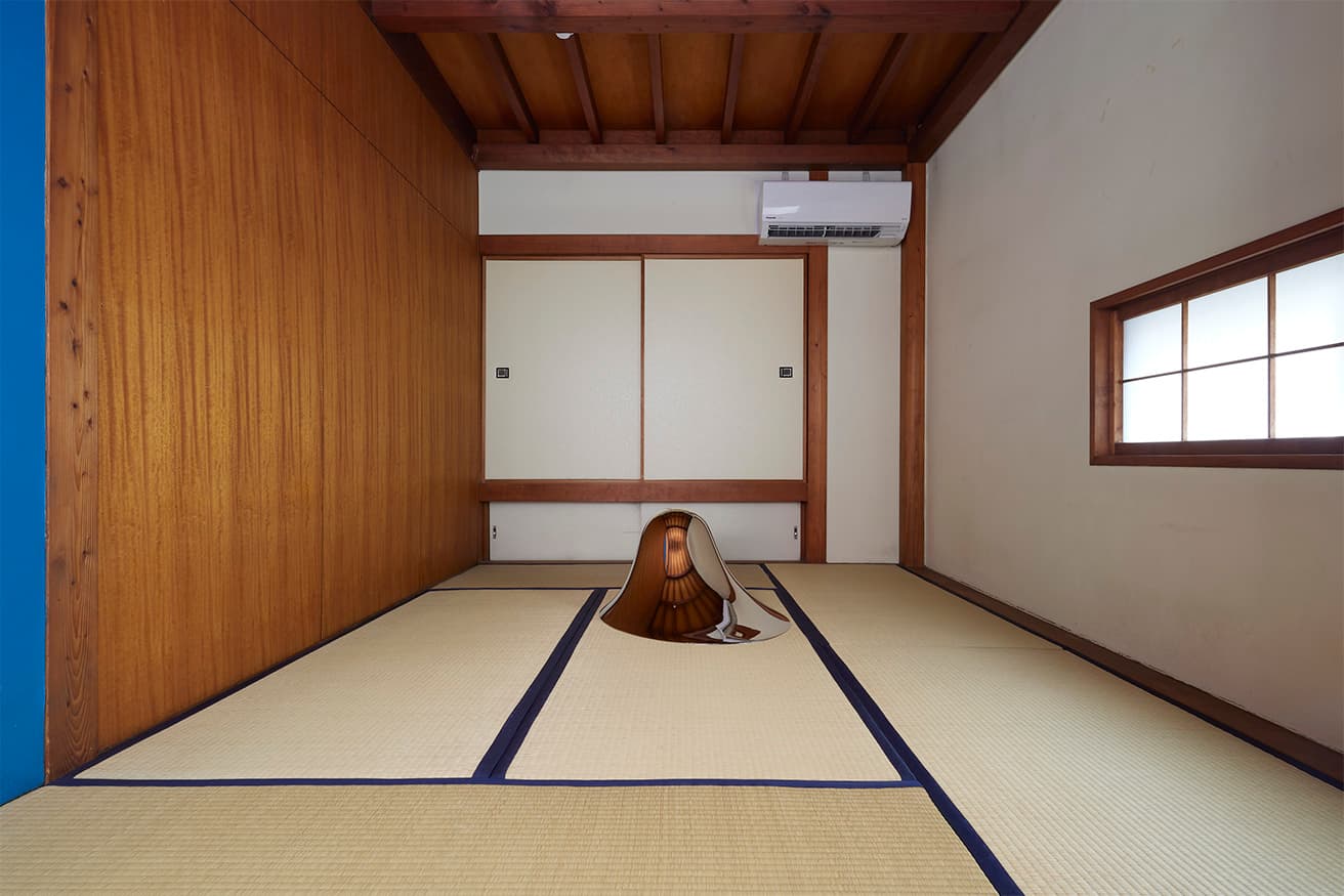 和室に展示された立体作品。この作品は11月末までの展示になる。