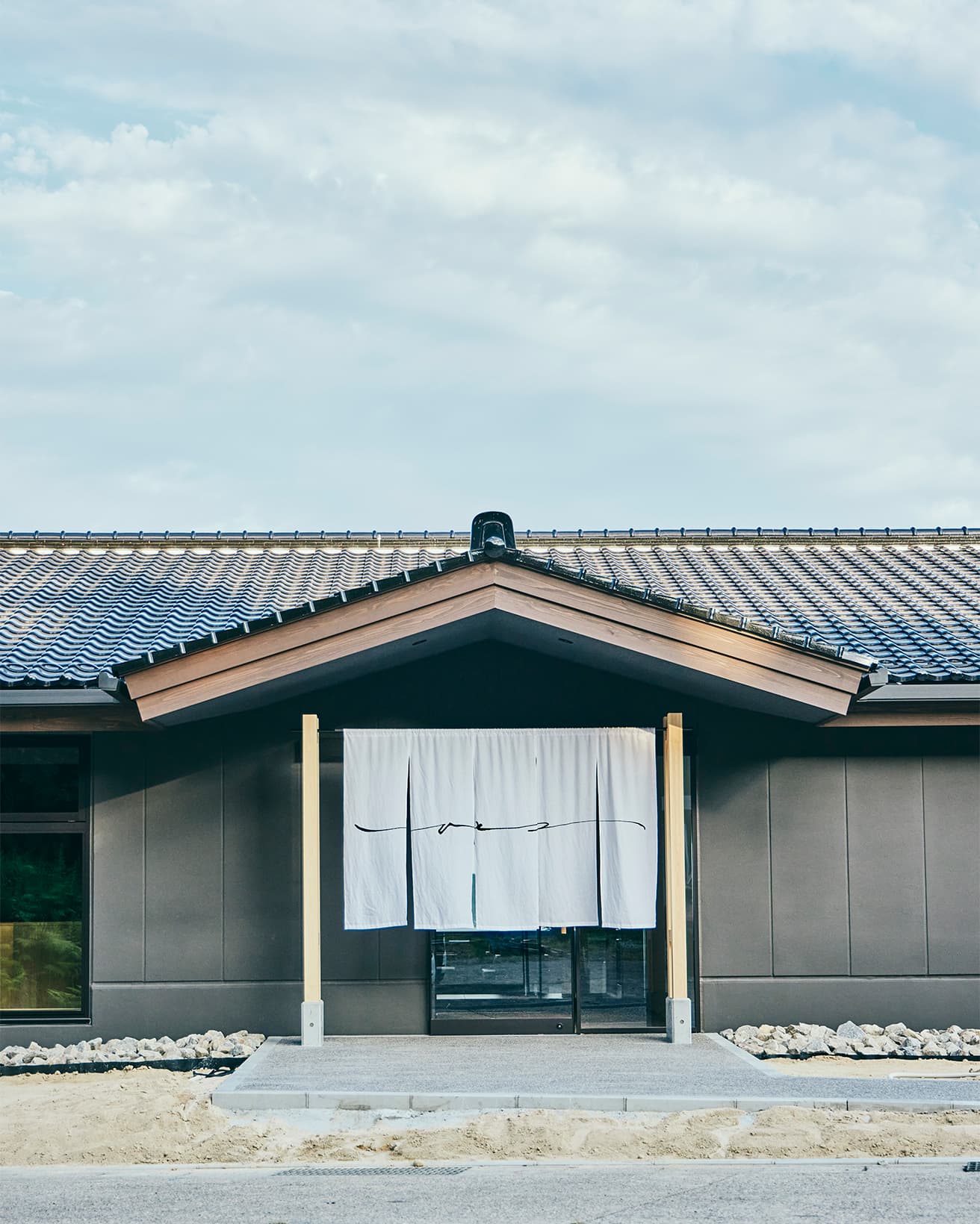 白地に墨で「ひとつ」と書いた暖簾が潔い。