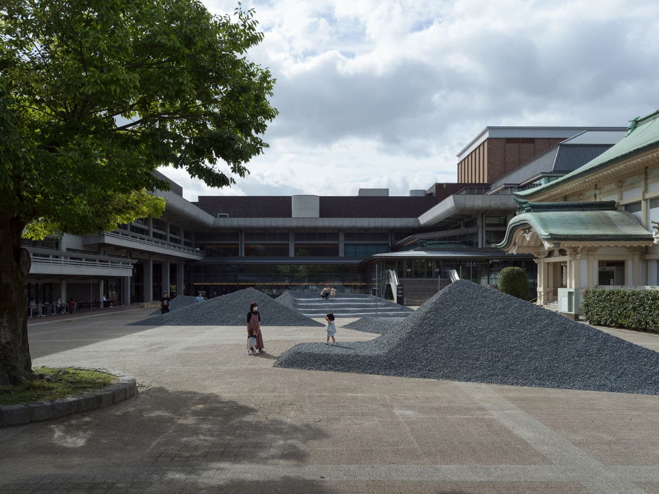 〈ロームシアター京都〉の建物に囲まれる〈石ころの庭〉。イベント時には階段状の石組が客席になるなど、パフォーマンス会場としてさまざまなジャンルの催しに対応する。