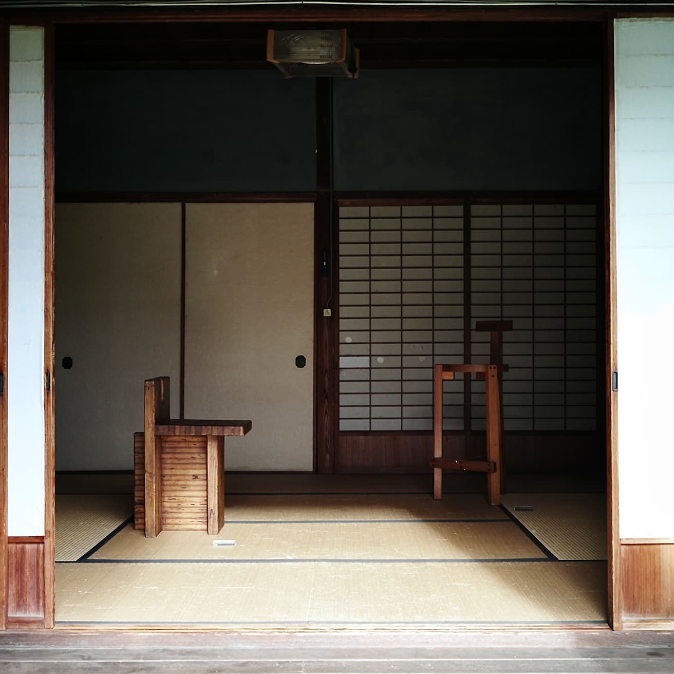 こちらは群馬県館林市〈旧秋元別邸〉に佇むリナ・ボ・バルディの家具。和の空間にもよく馴染む。