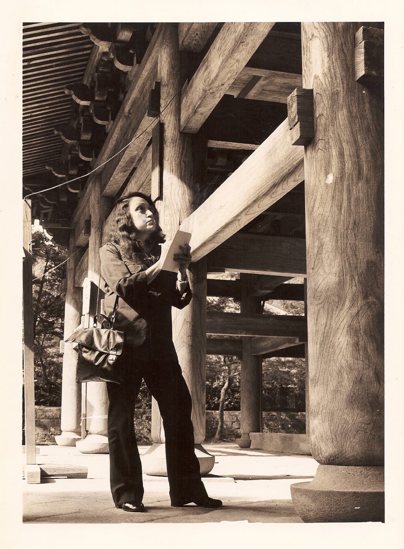 〈円覚寺〉を訪れたリナ・ボ・バルディ。＠Instituto Bardi
