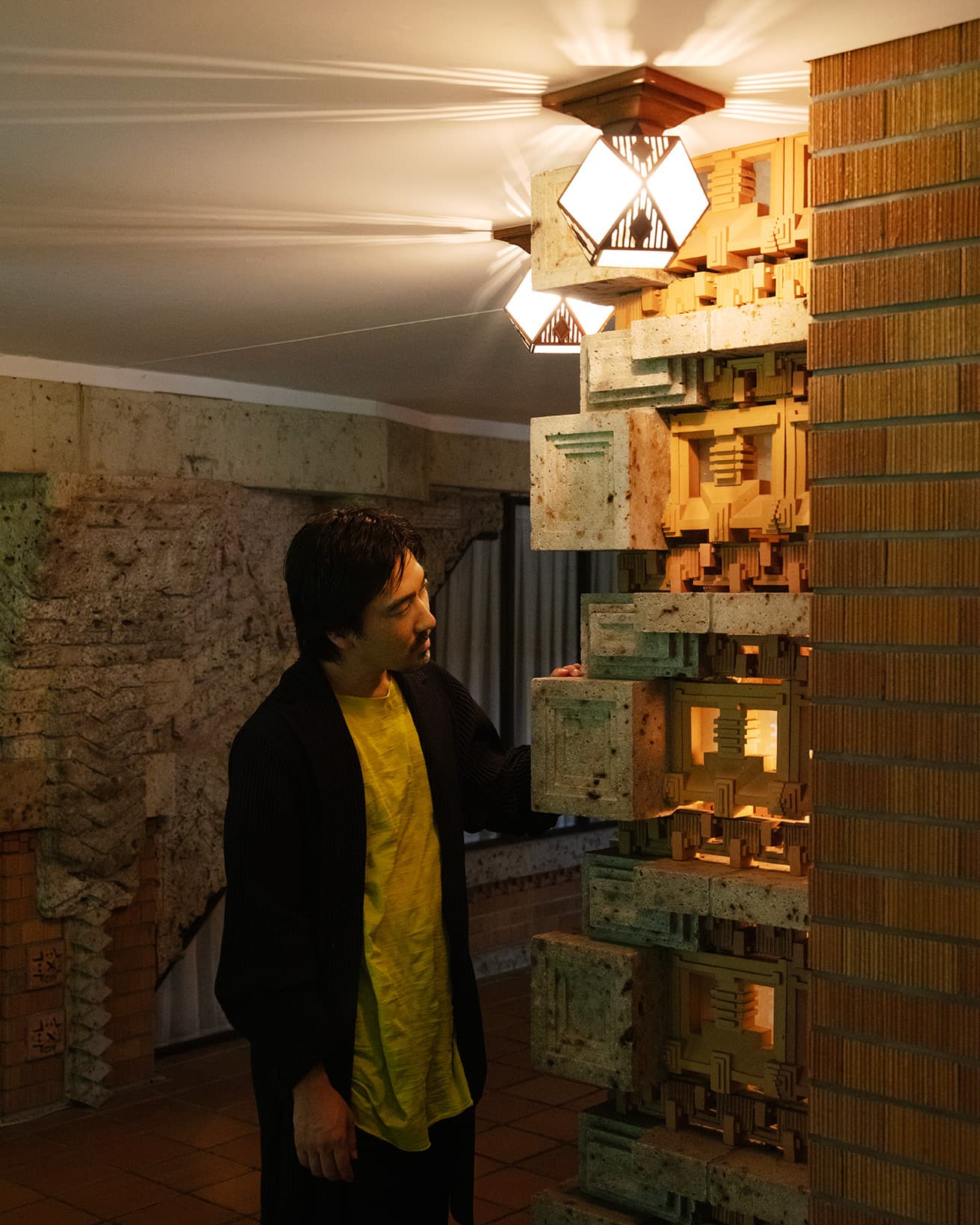 田根剛　1979年東京都生まれ。2017年フランス・パリにAtelier Tsuyoshi Tane Architectsを設立。主な作品に〈エストニア国立博物館〉〈弘前れんが倉庫美術館〉〈帝国ホテル 東京・新本館〉（2036年予定）などがある。
