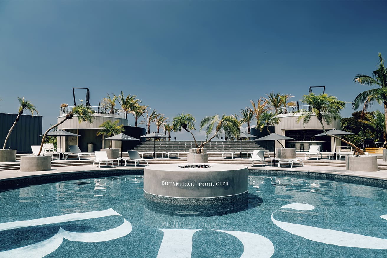 敷地中心の「SIGNATURE POOL」。