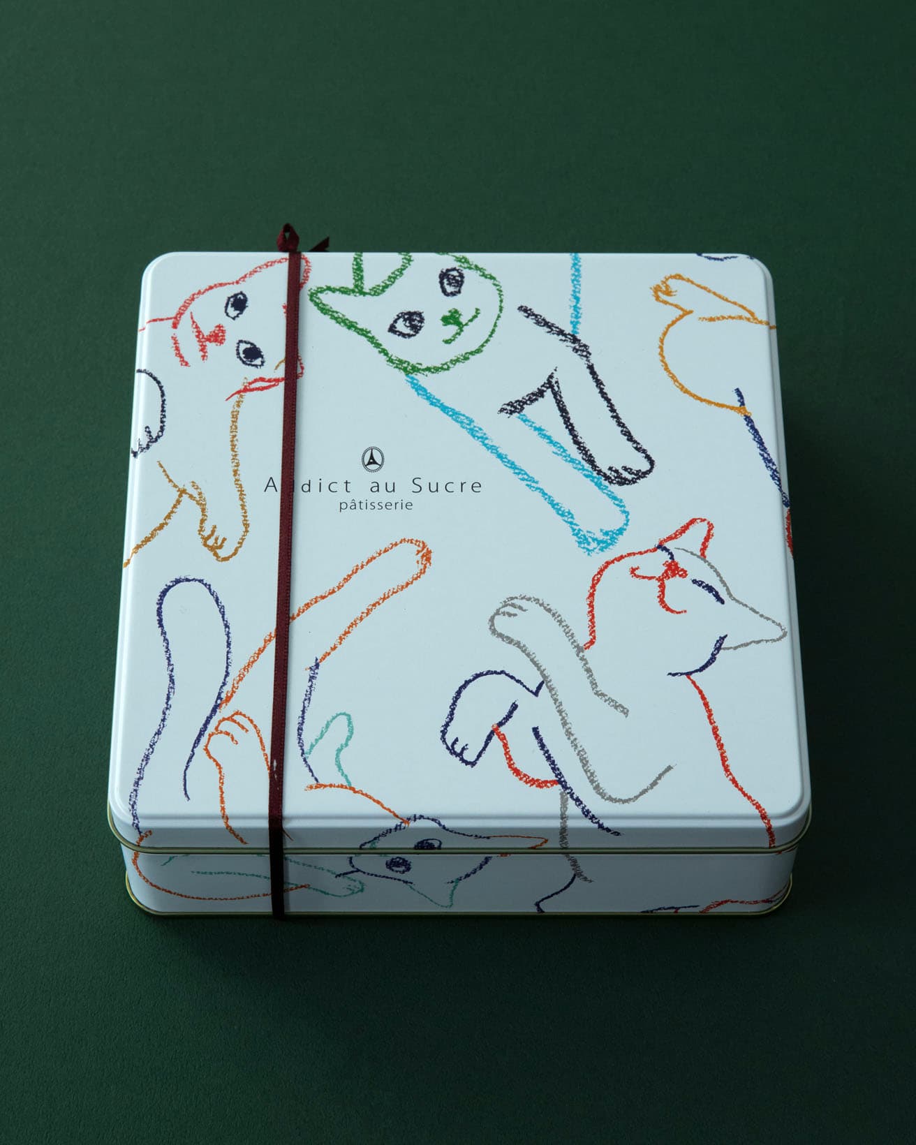 缶にあしらったカラフルな猫のイラストが印象的。《レシャ アン パステル》猫デザインのクッキー缶 8種焼き菓子セット 390g 5,616円。