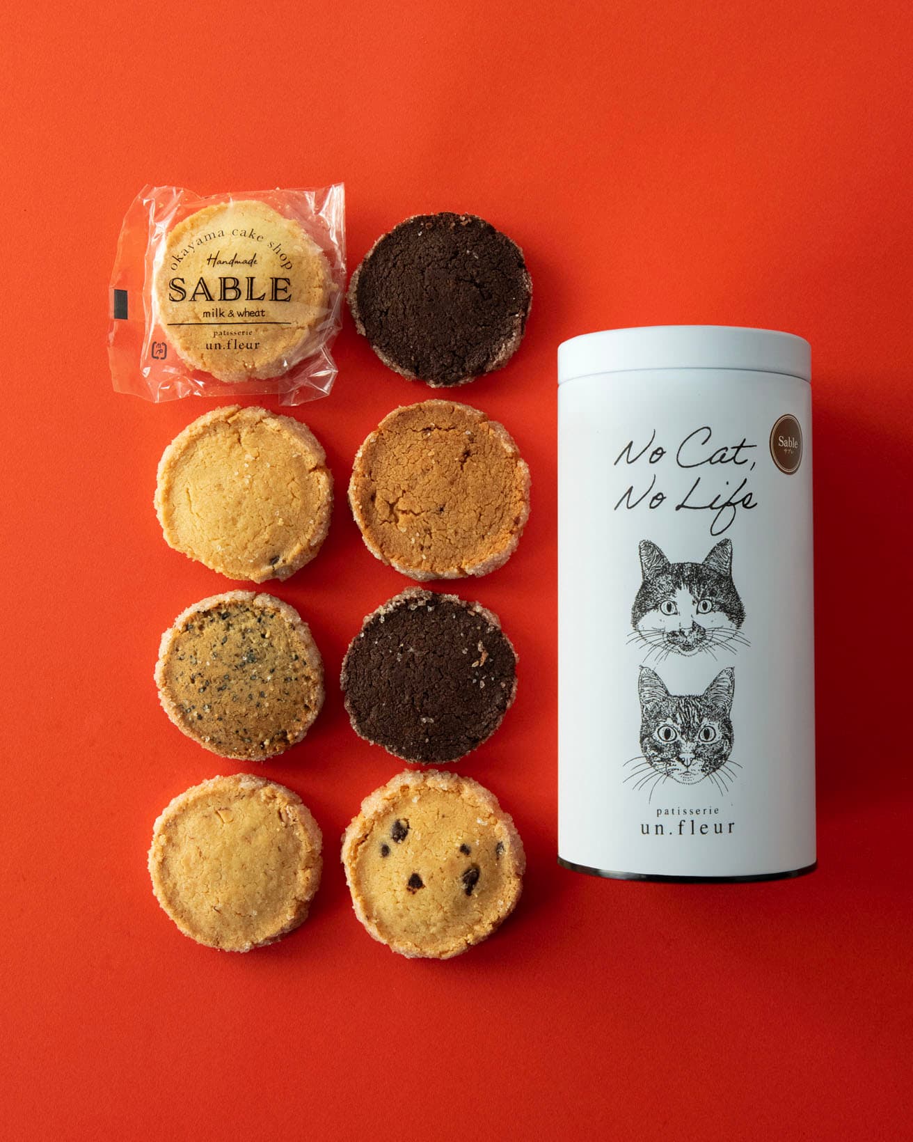 分厚くて食べ応えがあるサブレは、バニラ、アーモンド、チョコチップ、黒糖、ゴマ、ショコラの６種類のフレーバーをアソートで。《サブレ缶》8枚入り1,998円。