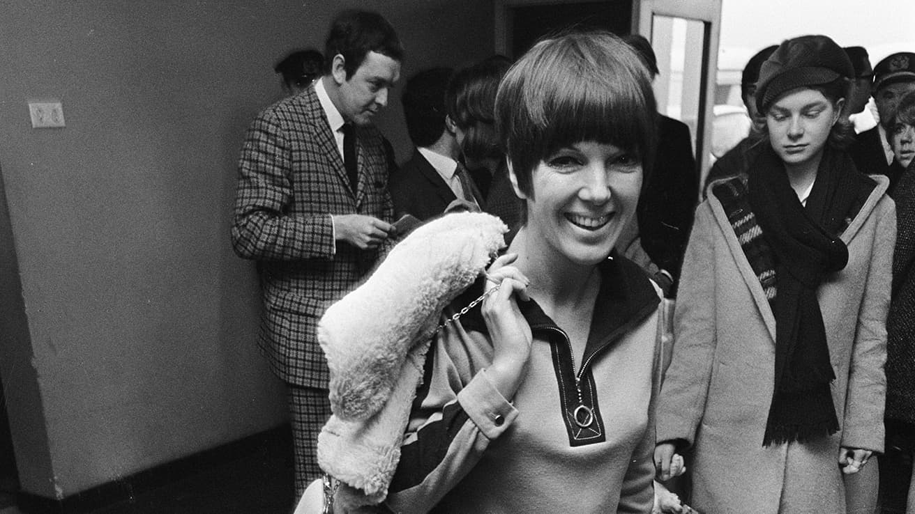 ミニスカートを発明したのは誰？　フランス人デザイナー・アンドレ・クレージュの説もあるけれど、高校時代に制服のスカートを短くしていたマリーの方が一歩先を行っていた。　©2021 MQD FILM LIMITED. ALL RIGHTS RESERVED.