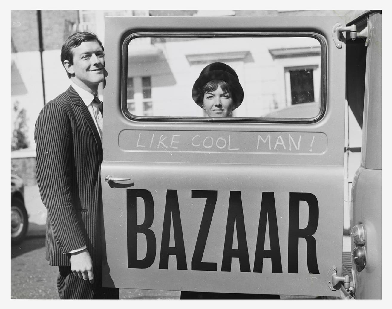 《マリー・クワントと、夫でビジネスパートナーのアレキサンダー・プランケット・グリーン》1960年　Courtesy of Terence Pepper Collection. © John Cowan Archive　大学で美術を専攻したマリーは卒業後、クラリッジホテルの並びにあった高級帽子店で帽子製作をスタート。保守的なデザインに飽きて退職した彼女は、大学時代からの恋人で後に夫となるアレキサンダー・プランケット・グリーンや友人の実業家・アーチー・マクネアの協力でチェルシー地区にブティック〈バザー〉をオープン。マリーがデザインした個性的なファッションはもちろん、アレキサンダーが経営する地下のレストランから聞こえてくる大音量のジャズ、奇抜なウィンドウディスプレイは若者たちを惹きつけた。