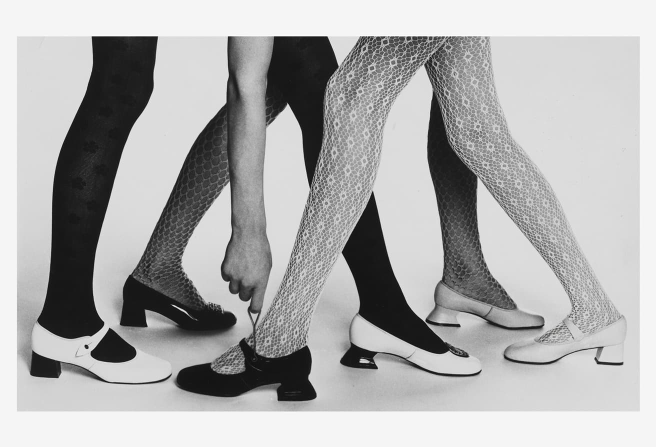 《マリー・クワントのタイツと靴》1965年ごろ　Image courtesy Mary Quant Archive / Victoria and Albert Museum, London　ミニスカートが流行し始めた当初、イギリスでは保守的な男性たちがミニスカートを身につけた女性の足をステッキや傘でピシリと叩くケースもあったとか。ドレスと脚を同系色でまとめたいと考えたマリーは、シアなストッキングに代わるカラフルなタイツや網タイツをデザイン。女性はさらに大胆にミニスカートを楽しむことができるようになった。