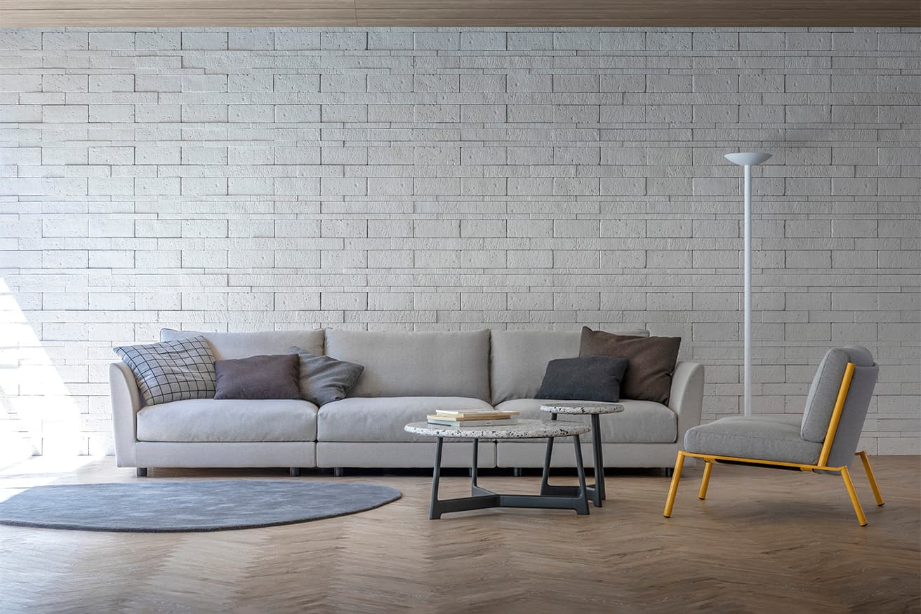 ソファ《A・SOFA es》W.3285 D.905 H.825 SH.400mm 1,280,400円〜。合わせた家具も秋の新作。ラウンジチェア《ISLE》W.788 D.878 H.770 SH.425mm 451,000円〜。コーヒーテーブルS.21《TERRAZZO》φ850 H.388mm 523,600円。コーヒーテーブル S.21《TERRAZZO》φ400 H.458mm 253,000円、フロアランプ《BOUNCE》W.346 D.346 H.1850mm 209,000円。