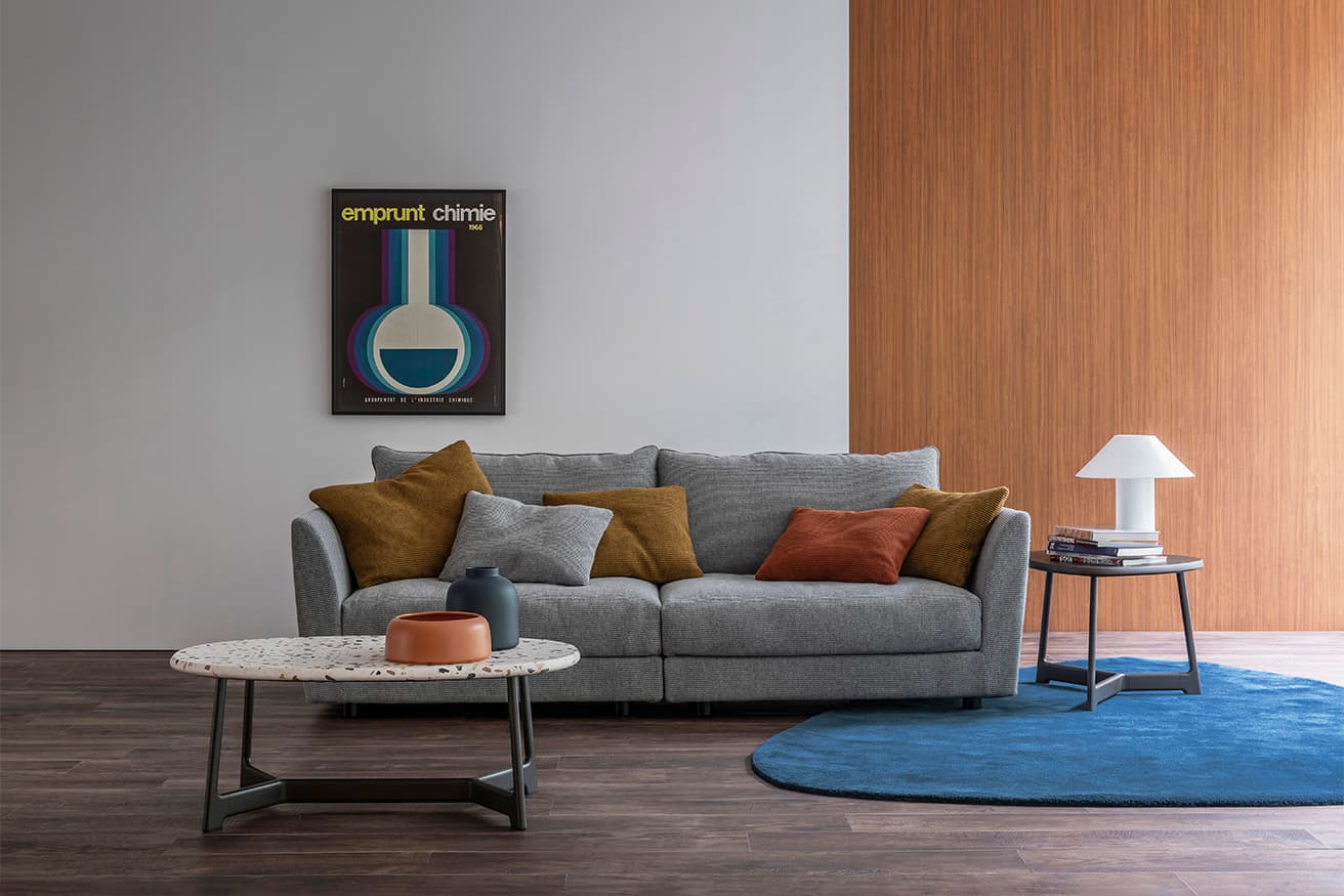 堅牢なベースに表情豊かなクッションを置いて、自由にカスマタイズするという《A・SOFA》のコンセプトはそのままに、《A・SOFA es》ではユニットごとの組み合わせも可能に。