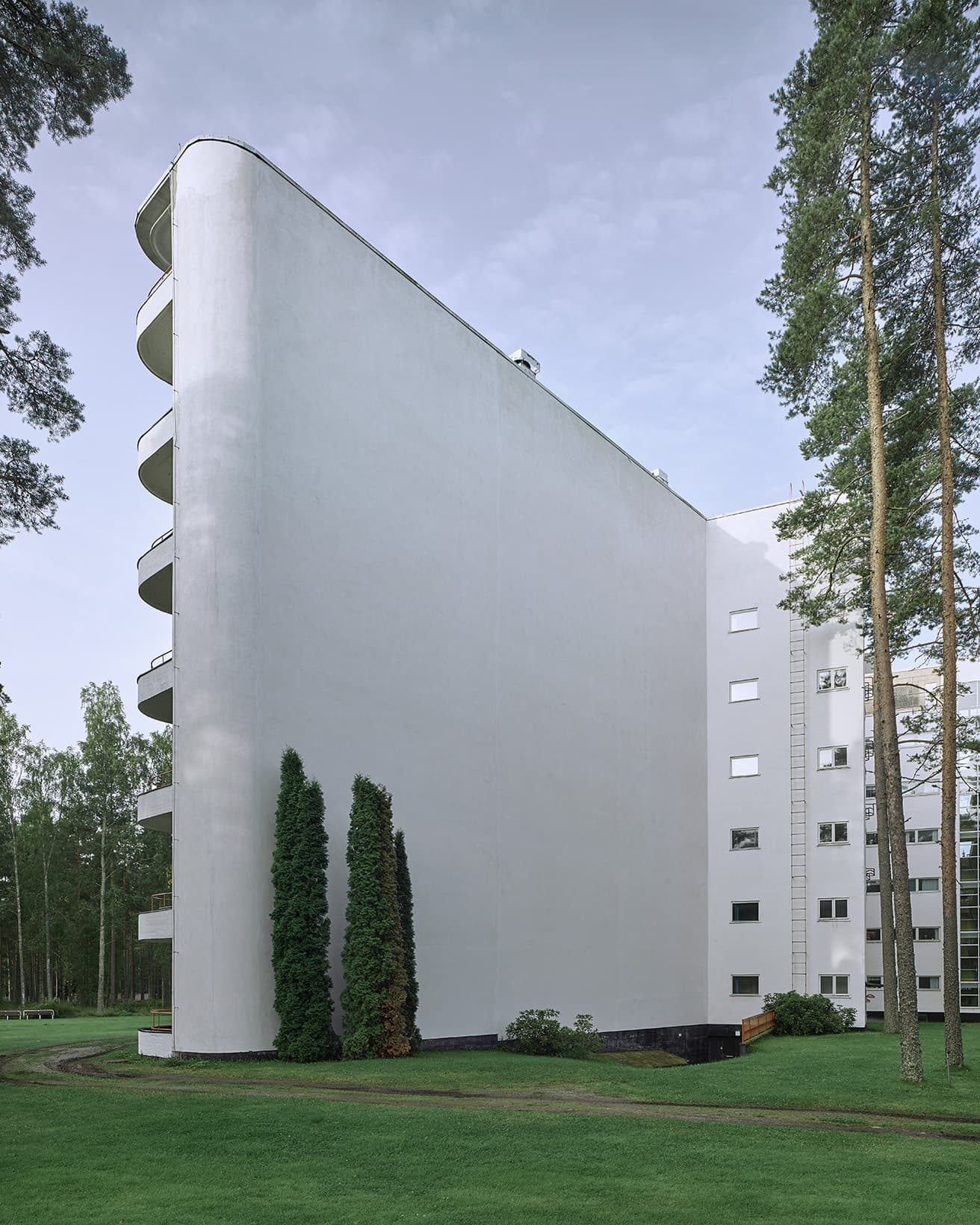 〈パイミオのサナトリム〉（1933年）。結核患者のための療養所として建てられた建物。このサナトリウムのために名作チェア《パイミオチェア》もデザインされた。