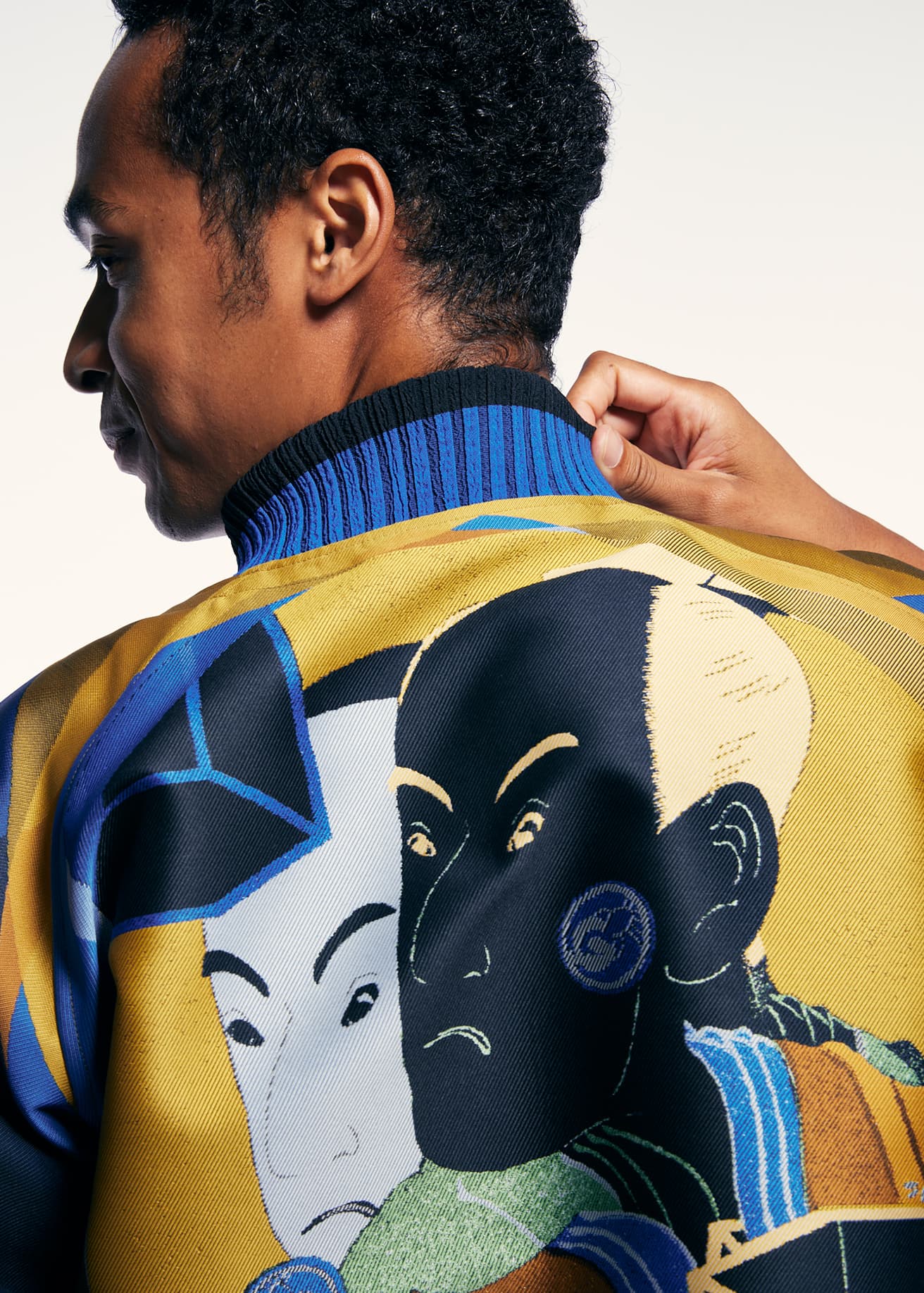 限定生産のため、ブルゾンのタグにはエディションナンバーが。© ISSEY MIYAKE INC.
