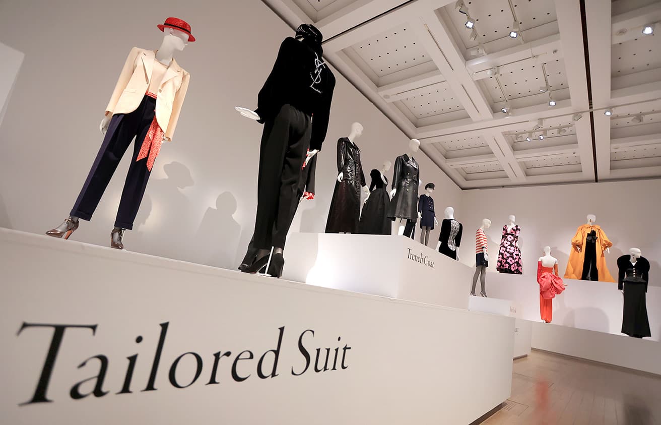 2章の展示室では、イヴ・サンローランが手がけてきたアイコニックなルックをスタイル別にカテゴライズし紹介。
