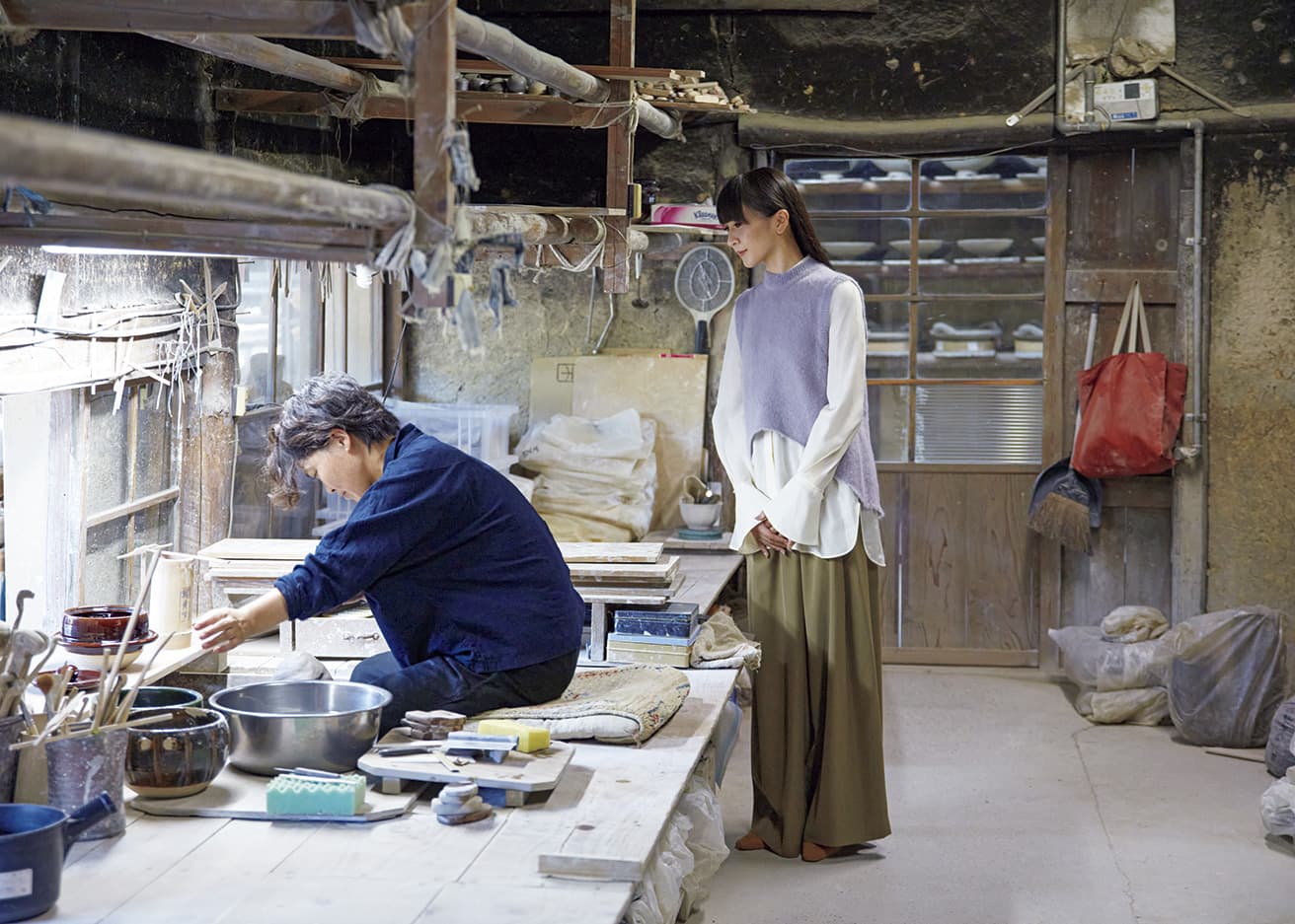 江戸時代から続く伊賀の〈圡楽窯〉は、稀代の目利き、白洲正子も愛した名窯元だ。ろくろを挽いて土鍋を作っているのは8代当主の福森道歩さん。「1人用小鍋から羽釜風の土鍋まで、種類も豊富ですね」とかしゆか店主。