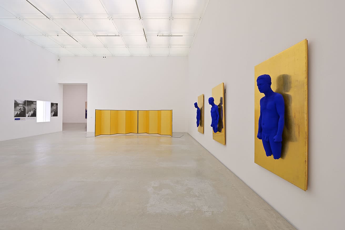 展示風景。3つの人体レリーフの隣には無地の金屏風が並んでいる。
