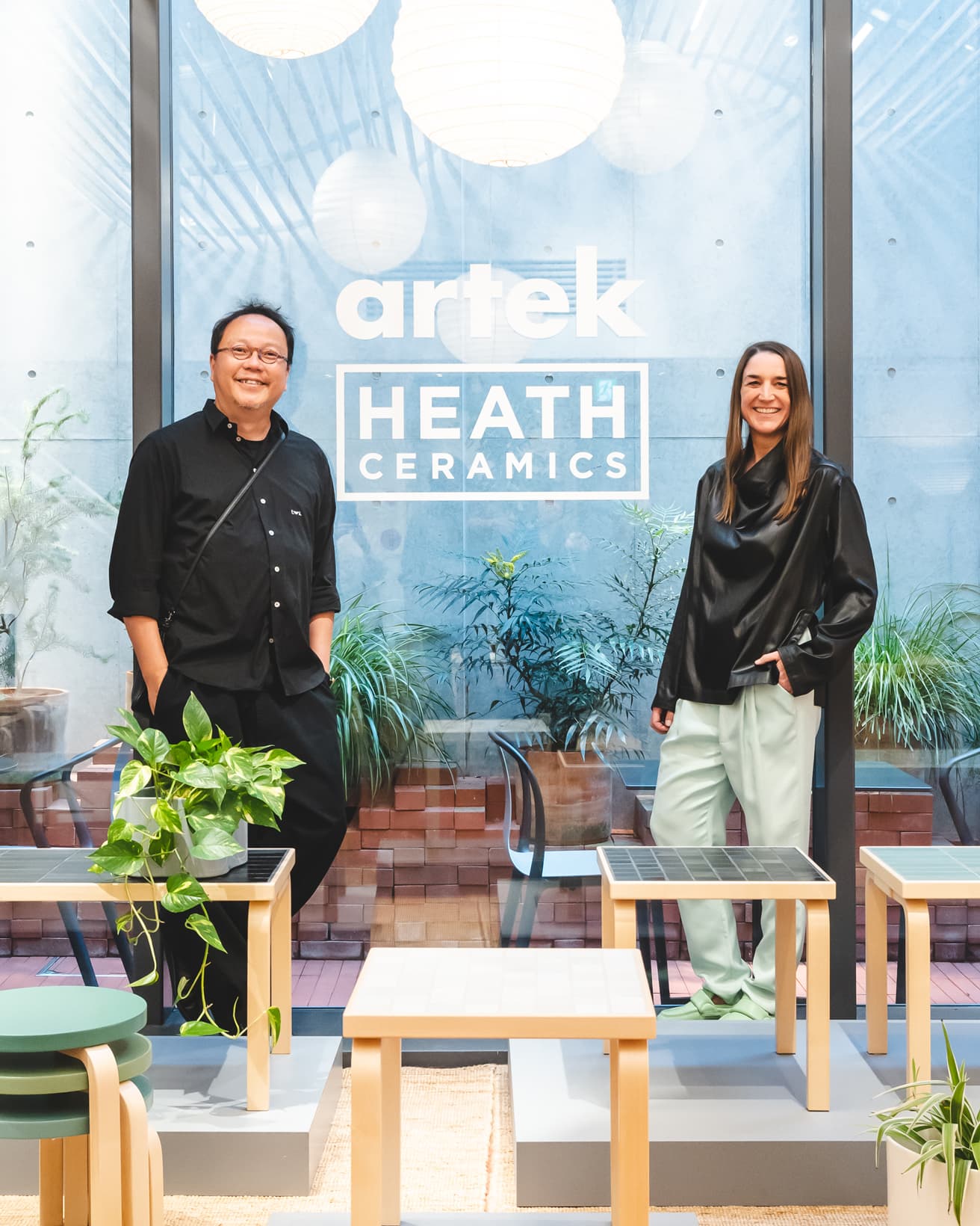 〈Artek Tokyo Store〉にて。〈ヒースセラミックス〉のスタジオディレクター、タン・チャン（左）と〈アルテック〉代表のマリアンネ・ゴーブル。2015年、一通のメールから始まったという両社のコラボレーションは今回で3度目だが、日本では初披露となる。
