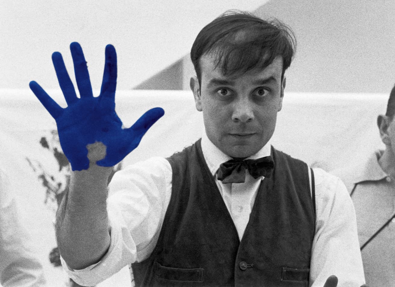イヴ・クライン（1928-1962年）《Portrait of Yves Klein made on the occasion of the shooting of Peter Morley "The Heartbeat of Frame" February 1961》Charles Wilp's studio, Düsseldorf, Allemagne © The Estate of Yves Klein c/o ADAGP, Paris Photo © : Charles Wilp / BPK, Berlin 