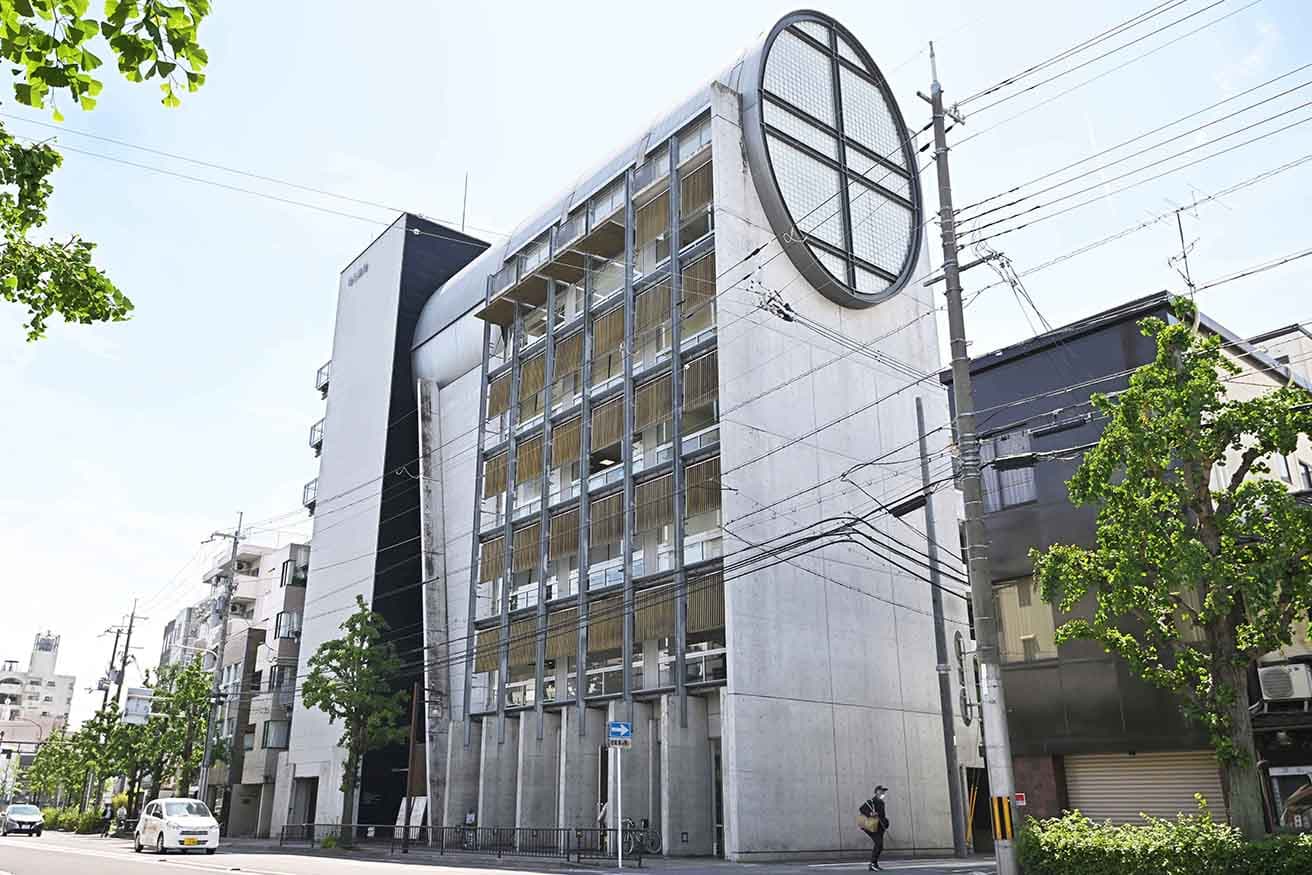 建築家の若林広幸が設計した毎日新聞京都支局のビル。