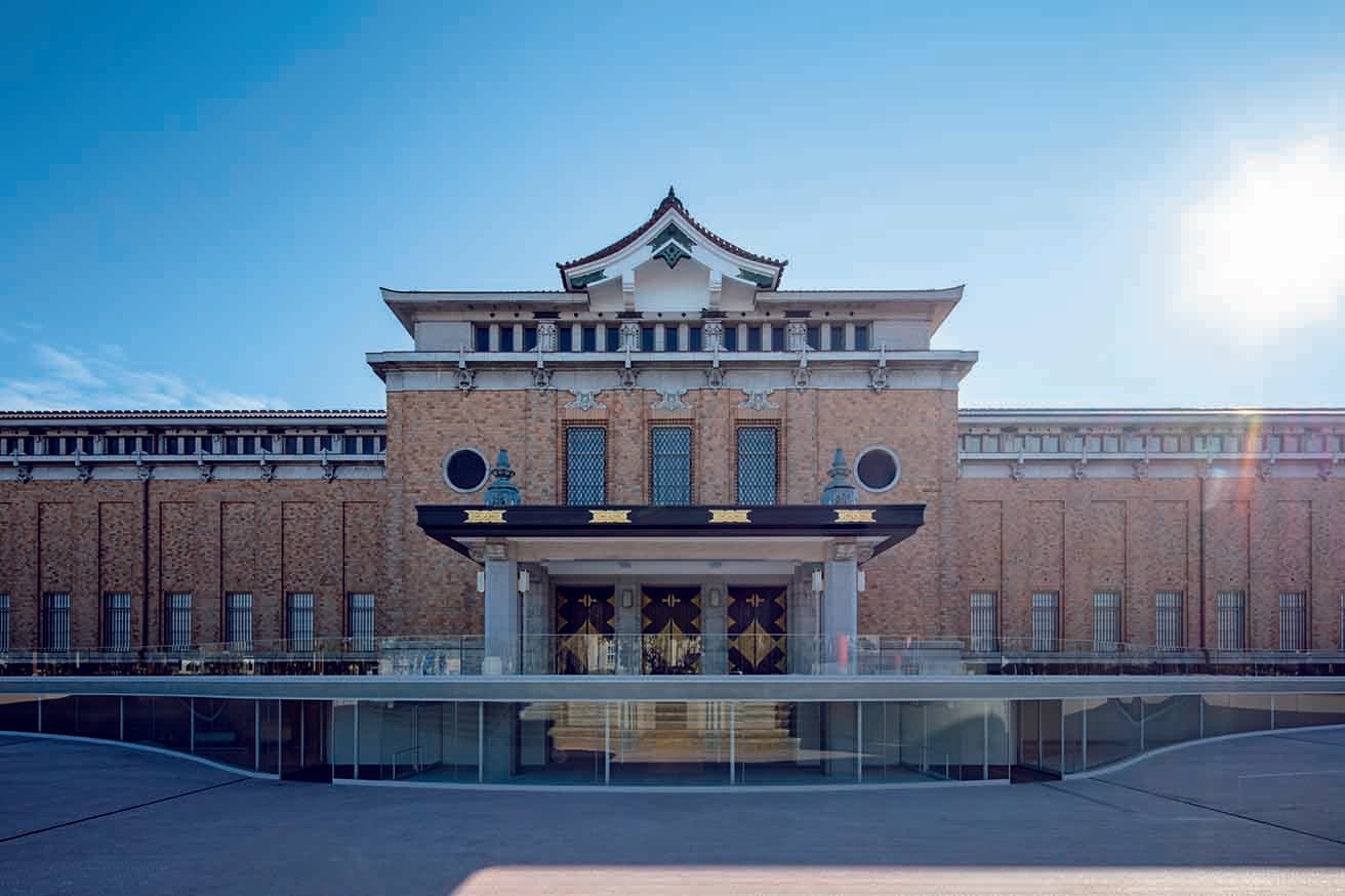 2023年に創業90周年を迎えた〈京都市京セラ美術館〉。2020年、建築家青木淳・西澤徹夫により、創業時の趣を残しつつ現代の基準に合わせたリノベーションがなされた。photo_Yuji Ono