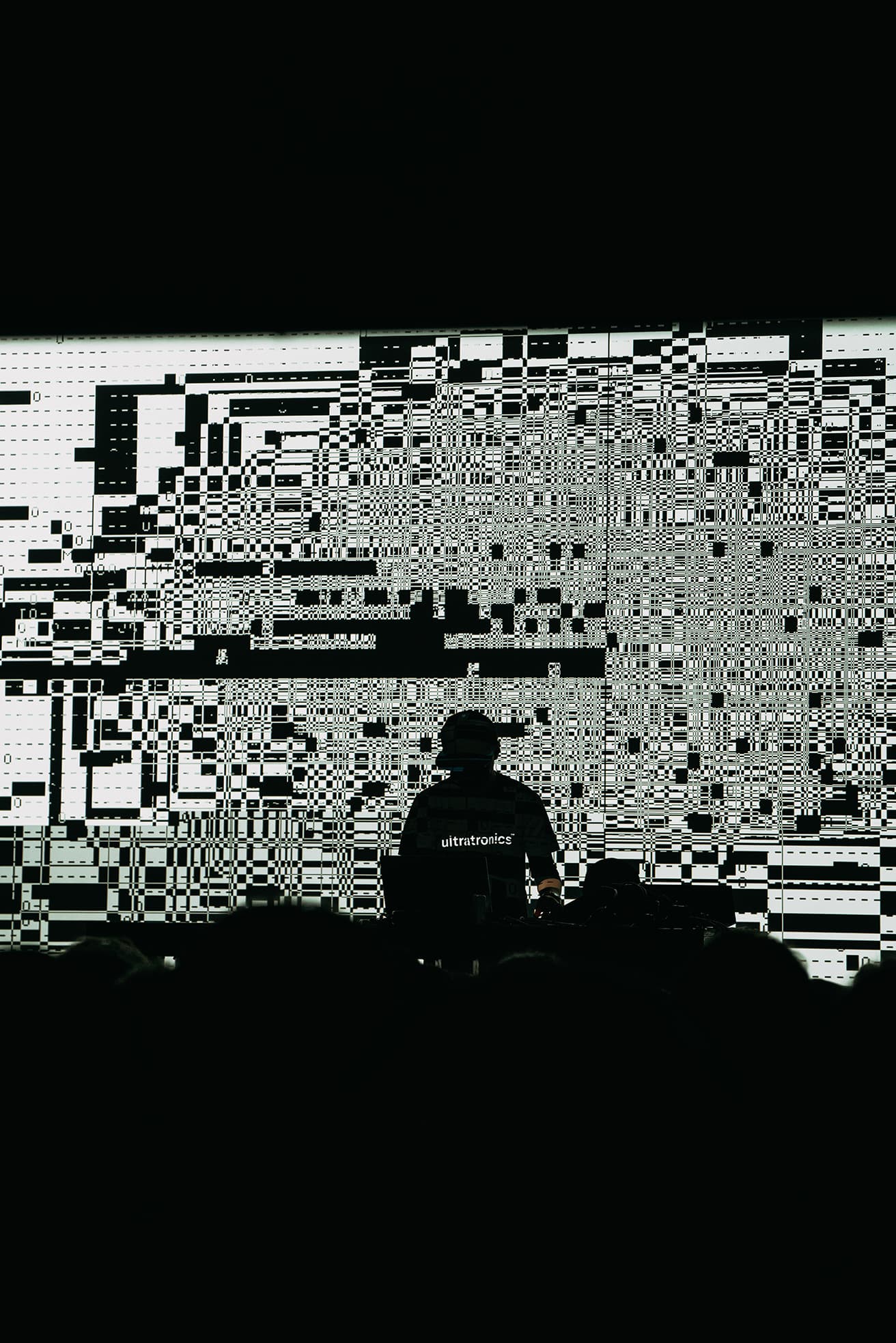 2022年10月15日に渋谷〈WWW X〉で行われた『ultratronics [live set]』（世界初演）の記録写真。ultratronics [live set] at WWW X　photo_Ryo Mitamura