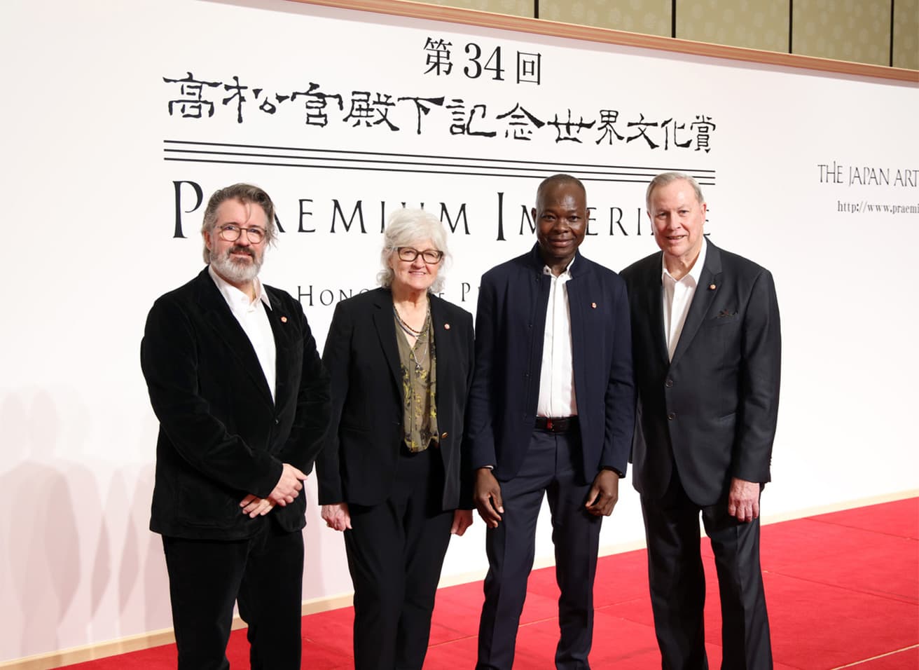 第34回高松宮記念世界文化賞受賞者。左から彫刻部門のオラファー・エリアソン、絵画部門のヴィヤ・セルミンス、建築部門のディエベド・フランシス・ケレ、演劇・映像部門のロバート・ウィルソン。音楽部門のウィントン・マルサリスは来日前の車両故障のため欠席となった。(c) The Japan Art Association / The Sankei Shimbun