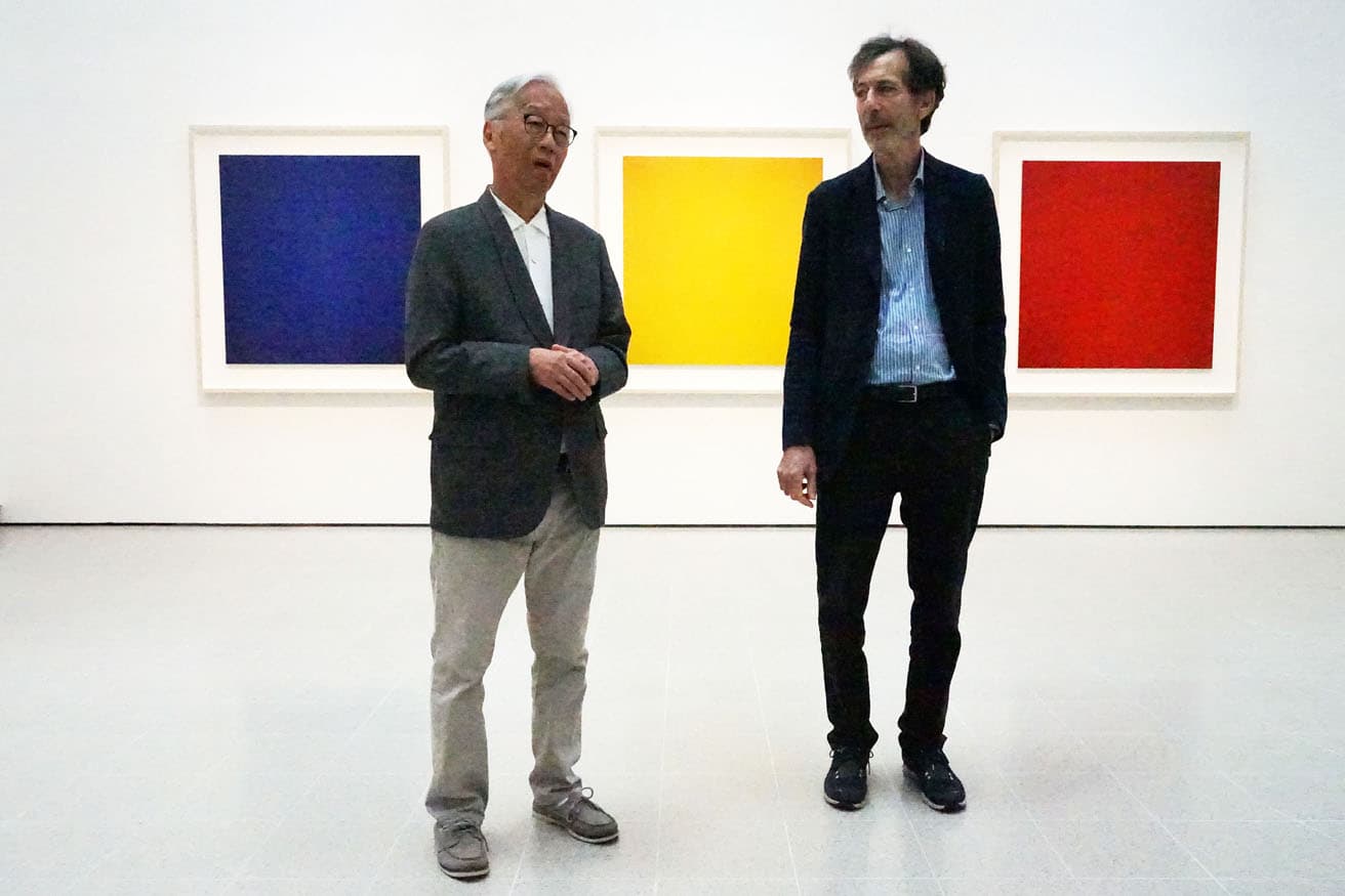 プレス内覧会でスピーチをする杉本。右は〈ヘイワード・ギャラリー〉のラルフ・ルゴフ館長。背景の作品は「Opticks」シリーズ。
