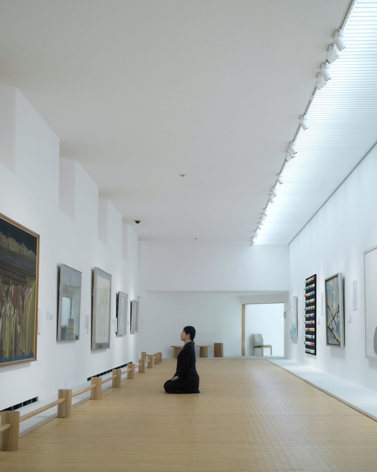 廊下を活かした第1展示室の床には、不矩さんのアトリエの床と同じように籐ござが敷き詰められている。