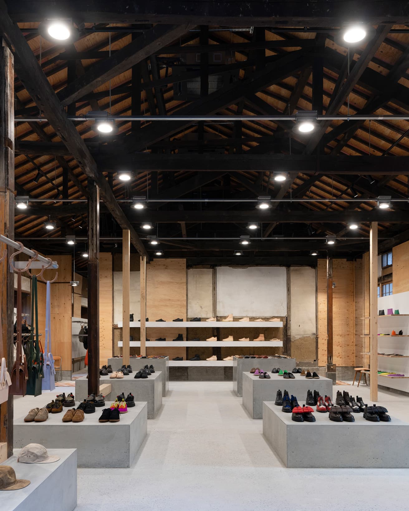 内装設計を手掛けたのは〈DDAA/DDAA LAB〉を主宰する建築家・元木大輔。