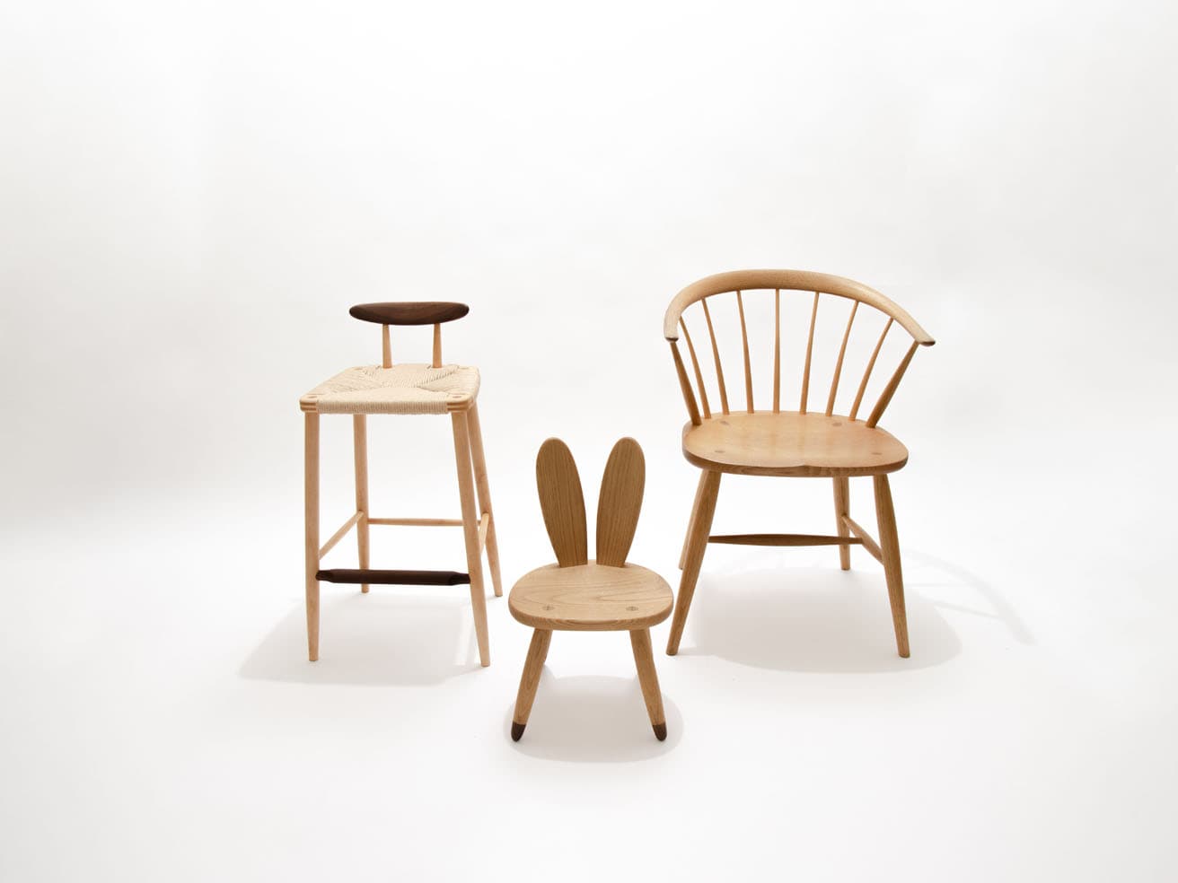 （左から）ハイスツール《KITCHEN STOOL》、うさぎ椅子《LAPIN》、肘かけ付きの椅子《THUMB CHAIR》。