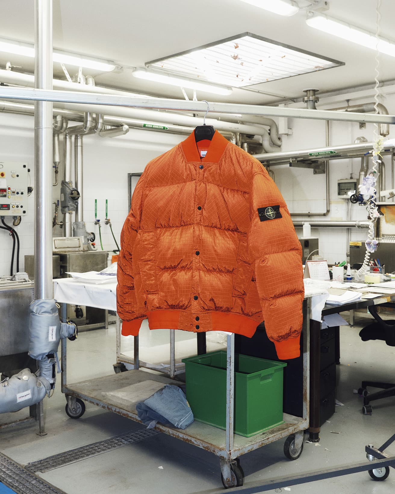 ブランドを代表する素材「NYLON METAL （ナイロンメタル）」を使用したダウンジャケット209,000円。再生糸ECONYL®を使用し、サステナビリティに配慮。袖のバッジはブランドの象徴だ（ストーンアイランドジャパン TEL 03 3400 1707）。