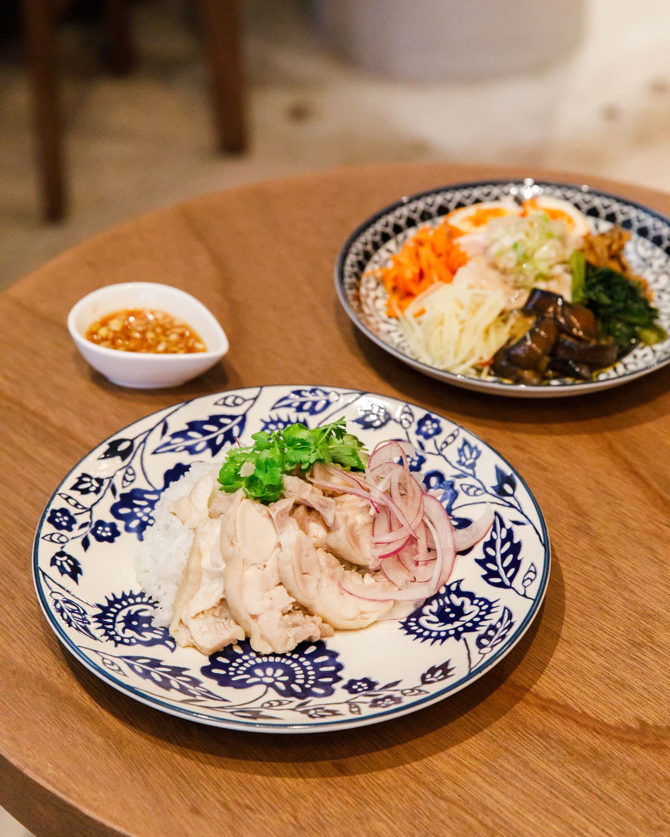 〈シビレ〉で提供するランチプレート「カオマンガイ（タイのゆで鶏ご飯）」990円。