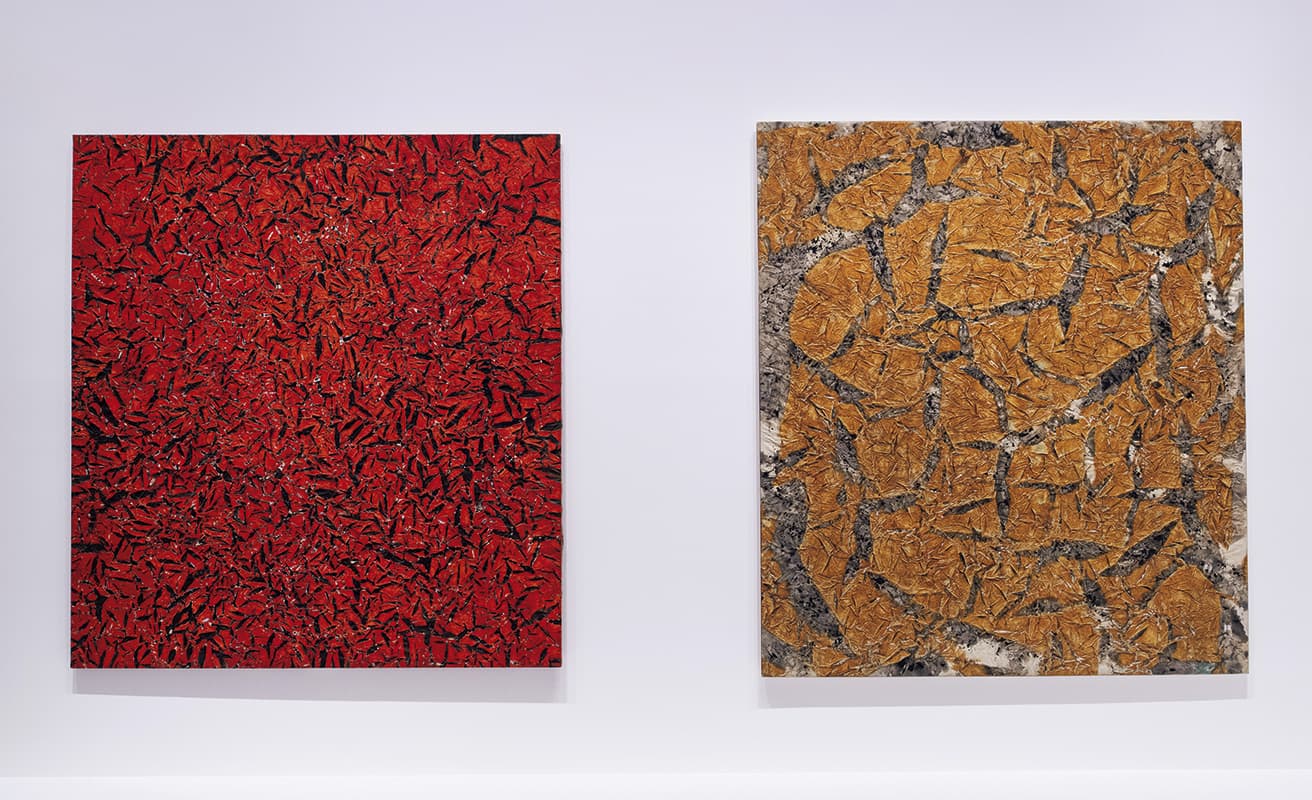 左：MARIALE m.a.4, PARIS (1960)、右：MARIALE m.d.4, PARIS (1962)　「聖母マリアのマント》シリーズでは折り畳んで色を塗ったあと、余白にまた色を塗っていた。このシリーズは14世紀の画家ジョット・ディ・ボンドーネの《荘厳の聖母》に描かれた聖母のマントから受けた衝撃が元になっているという。