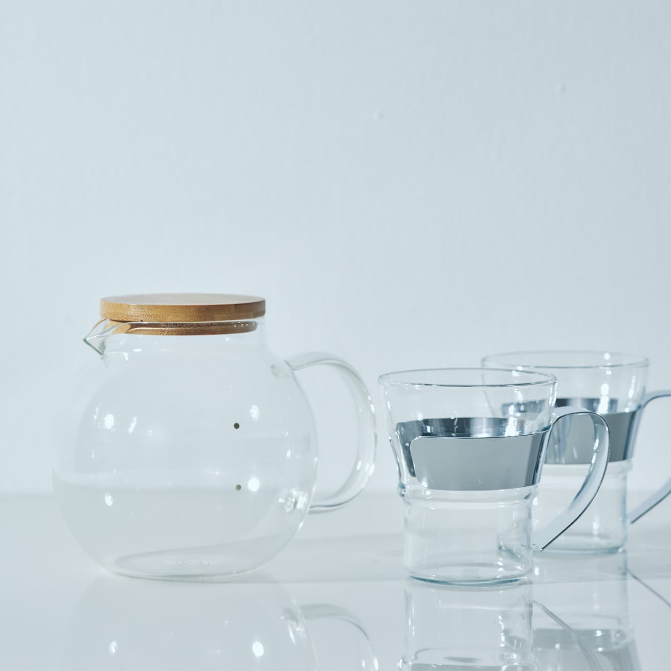 〈コレス〉《ガラスサーバーC516》W17×D13×H13.5cm（750ml）3,300円（株式会社大石アンドアソシエイツ）。〈ボダム〉《アッサム ティーグラス》W10.5cm×H9.8cm(300ml)3,361円（2個セット）（ボダムジャパン）。