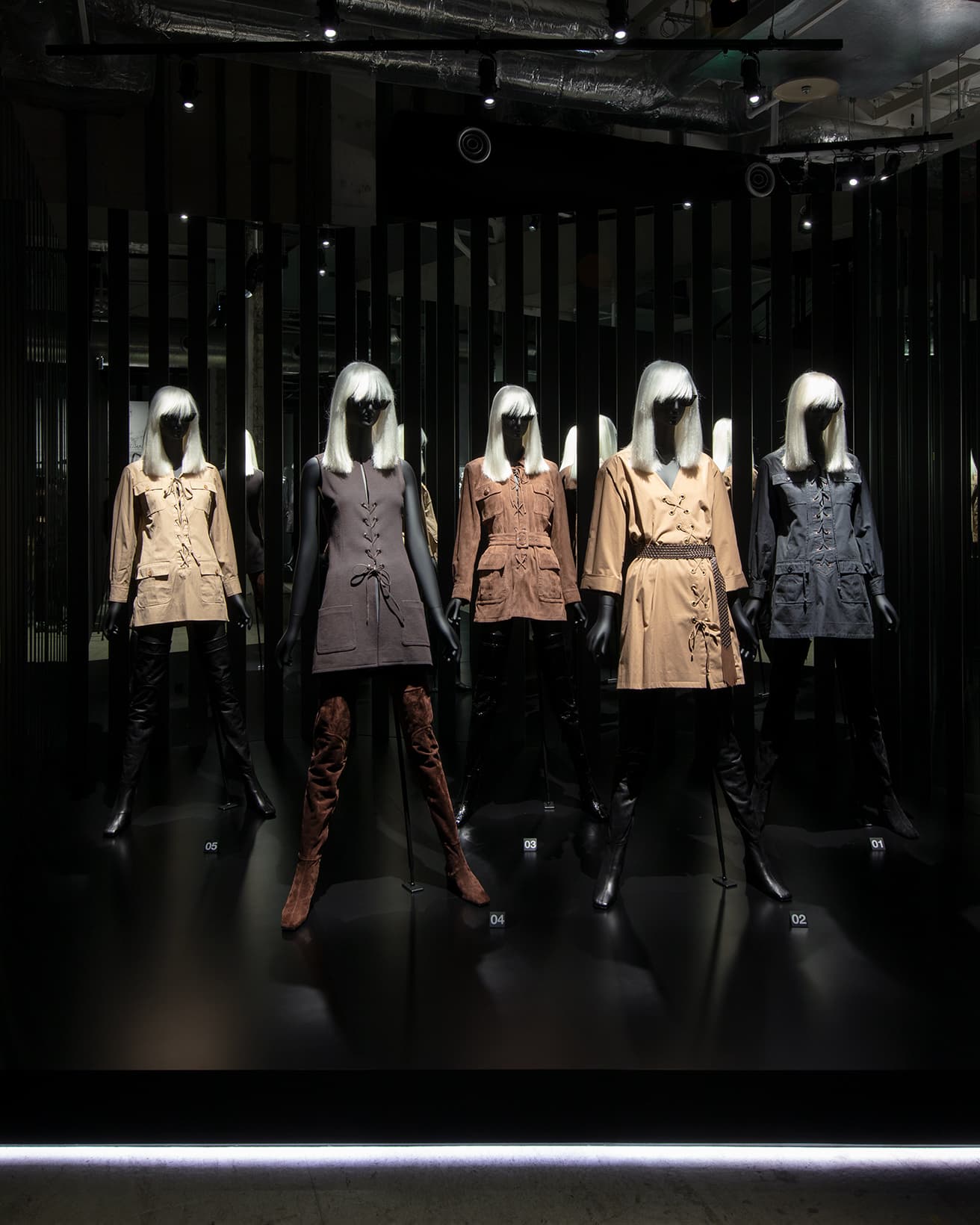 SAFARI JACKET
1968年に発表されたサファリジャケット。69年のロンドン店オープンの際に、サファリジャケットで登場したイヴやサイハイブーツと合わせたベティのスタイルで人気に火が付き、サンローランを代表するデザインとなる。
