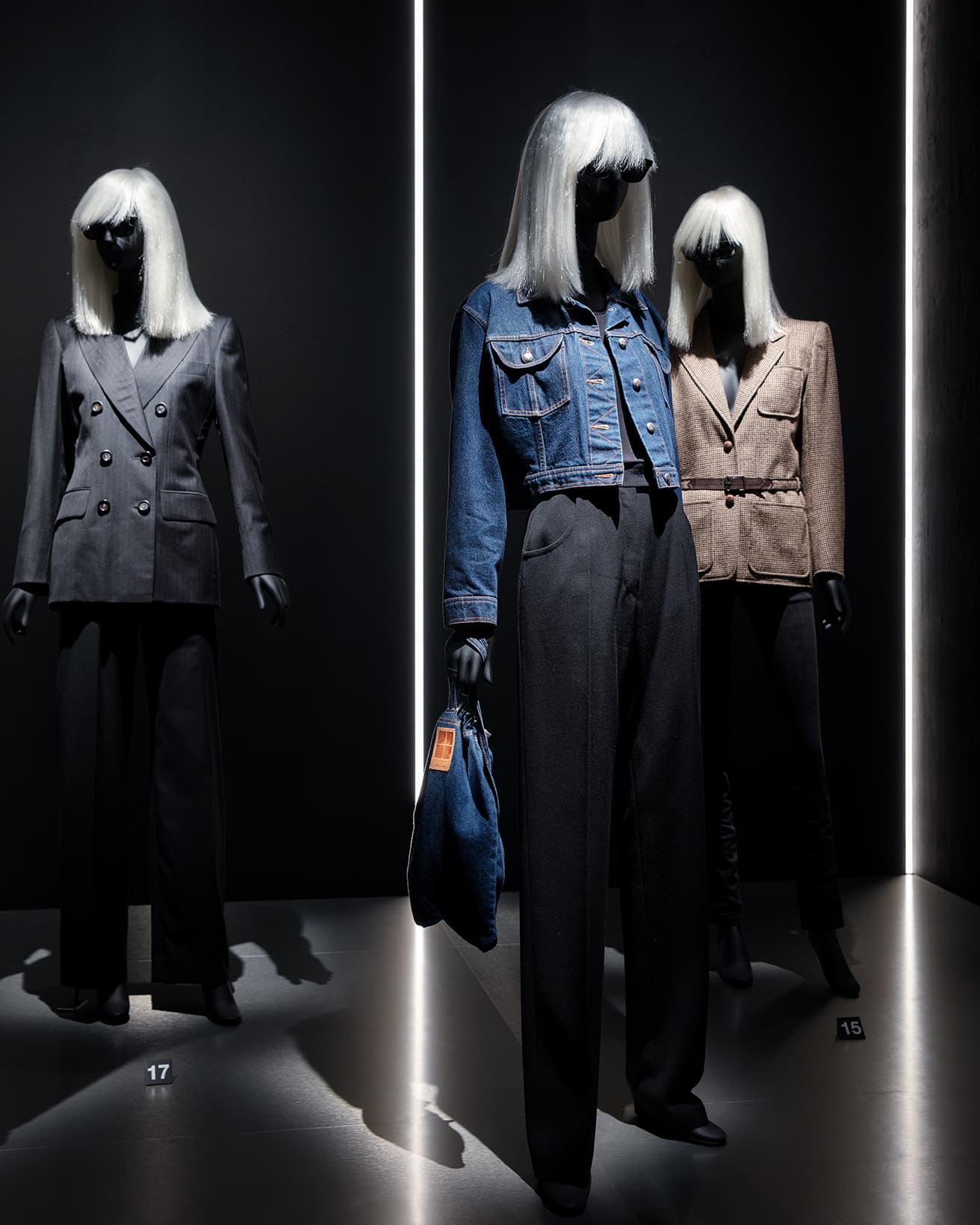 DAY WEAR
男性服をアレンジし、女性らしいシルエットを生み出すのがサンローランのシグネチャー。その象徴的存在だったベティは、さらに自分流のスタイルでワードローブを楽しんだ。
