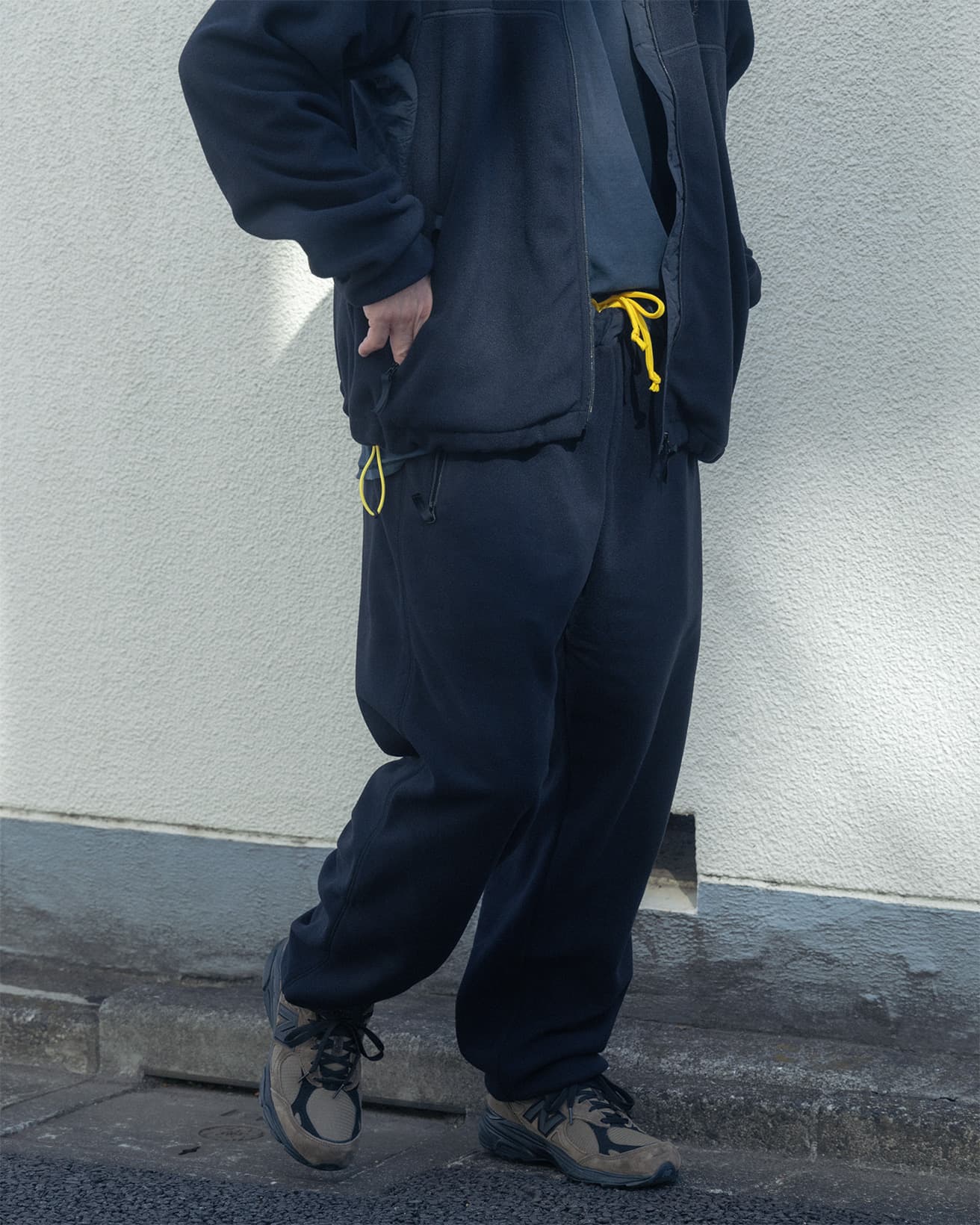 《 Fleece Jacket》28,930円、《Fleece Pants》25,300円、シューズは加賀美さんの私物。
