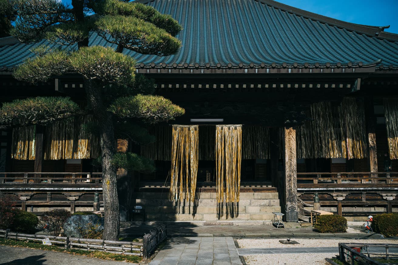 シグリット・カロン《Details of Every Day Gold》。福源寺・本堂のインスタレーションは、この地で見つけた美しいものを金色のアートで表現したという。本堂内にも展示が。