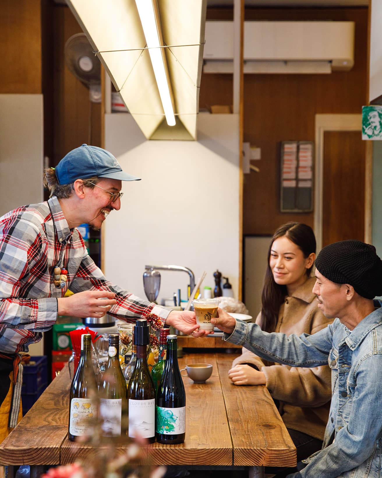 「バリスタの仕事は、ただコーヒーを淹れることではなくて、コミュニティを作ること」とヴォーンさん。お客さんに気軽に話しかけるのがスタイルだ。