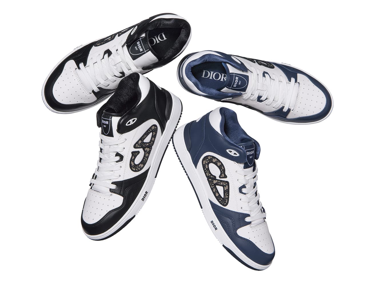 《B57》スニーカー各187,000円。