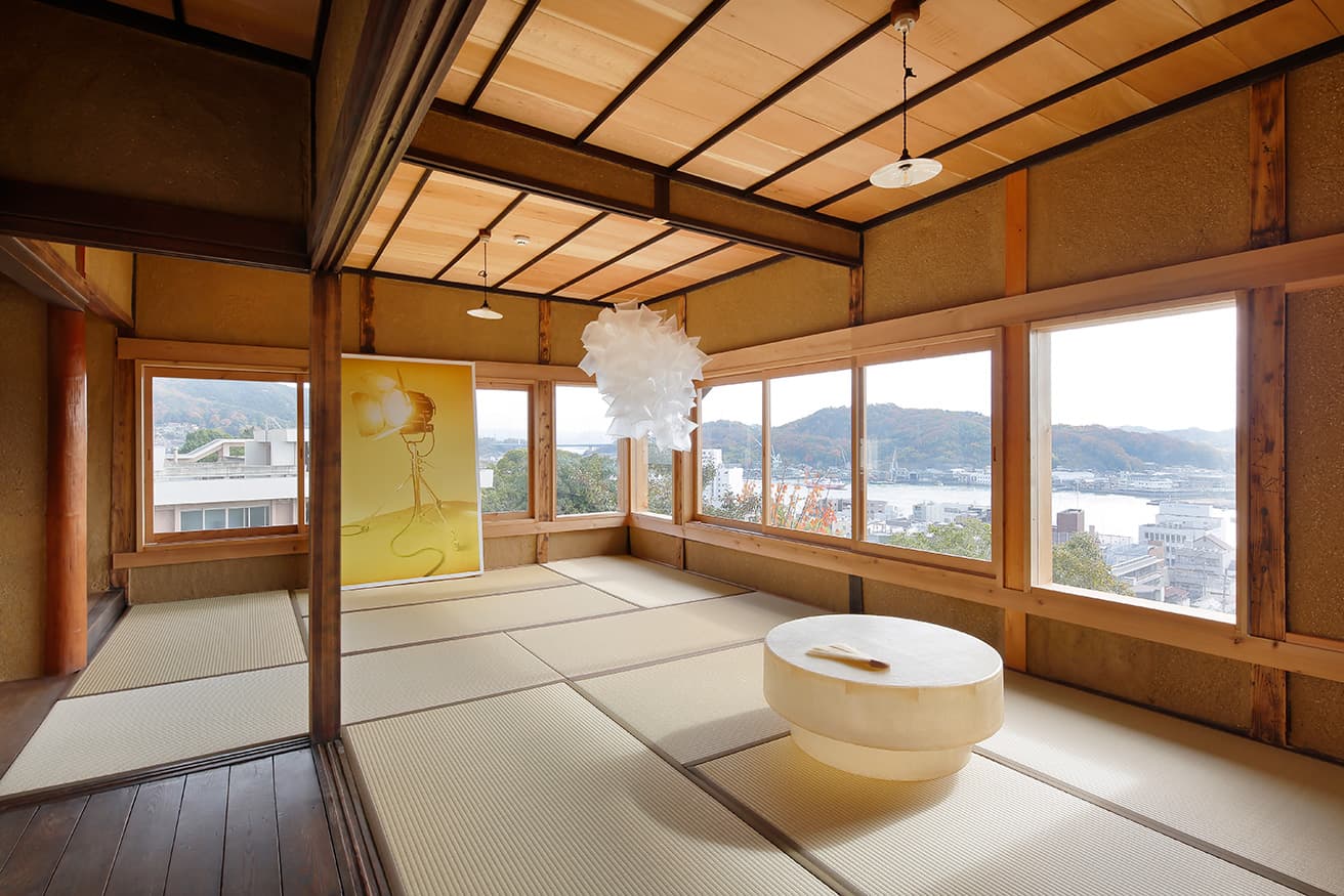 尾道水道を一望できる〈LLOVE HOUSE ONOMICHI〉2階。土壁を補修し開口部の建具を新設した。